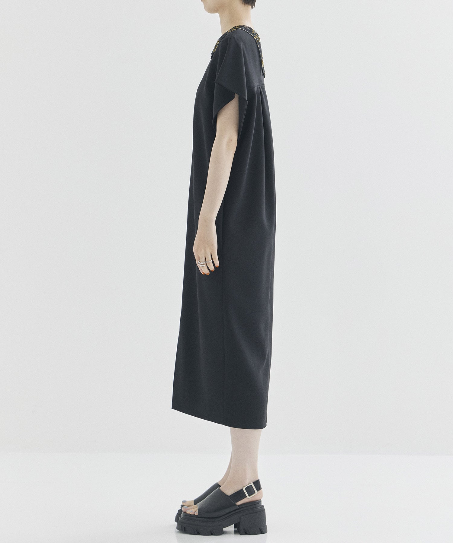 narrow emb.collar dress LOKITHO