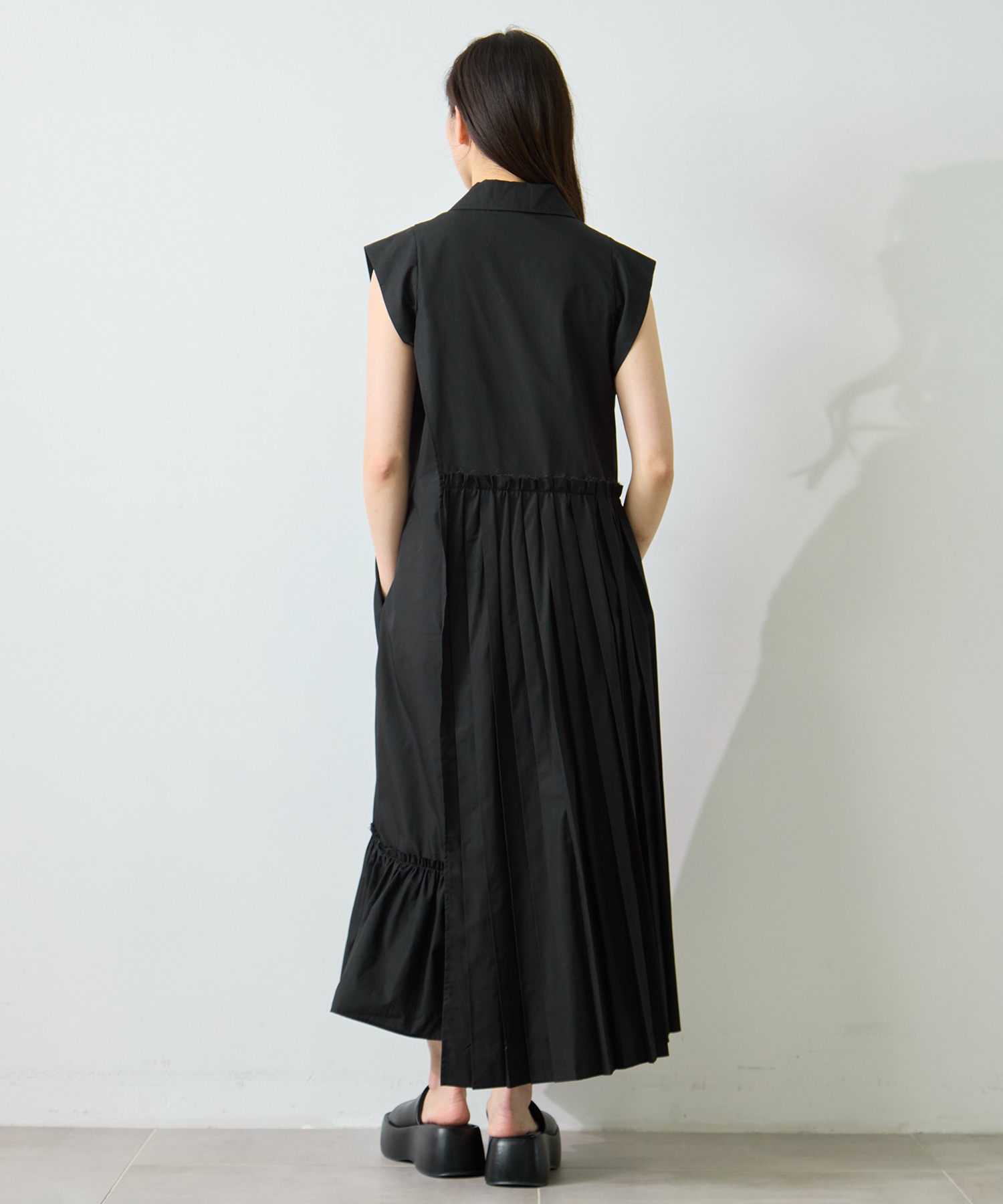 Asymmetry pleats one-piece STUDIOUS