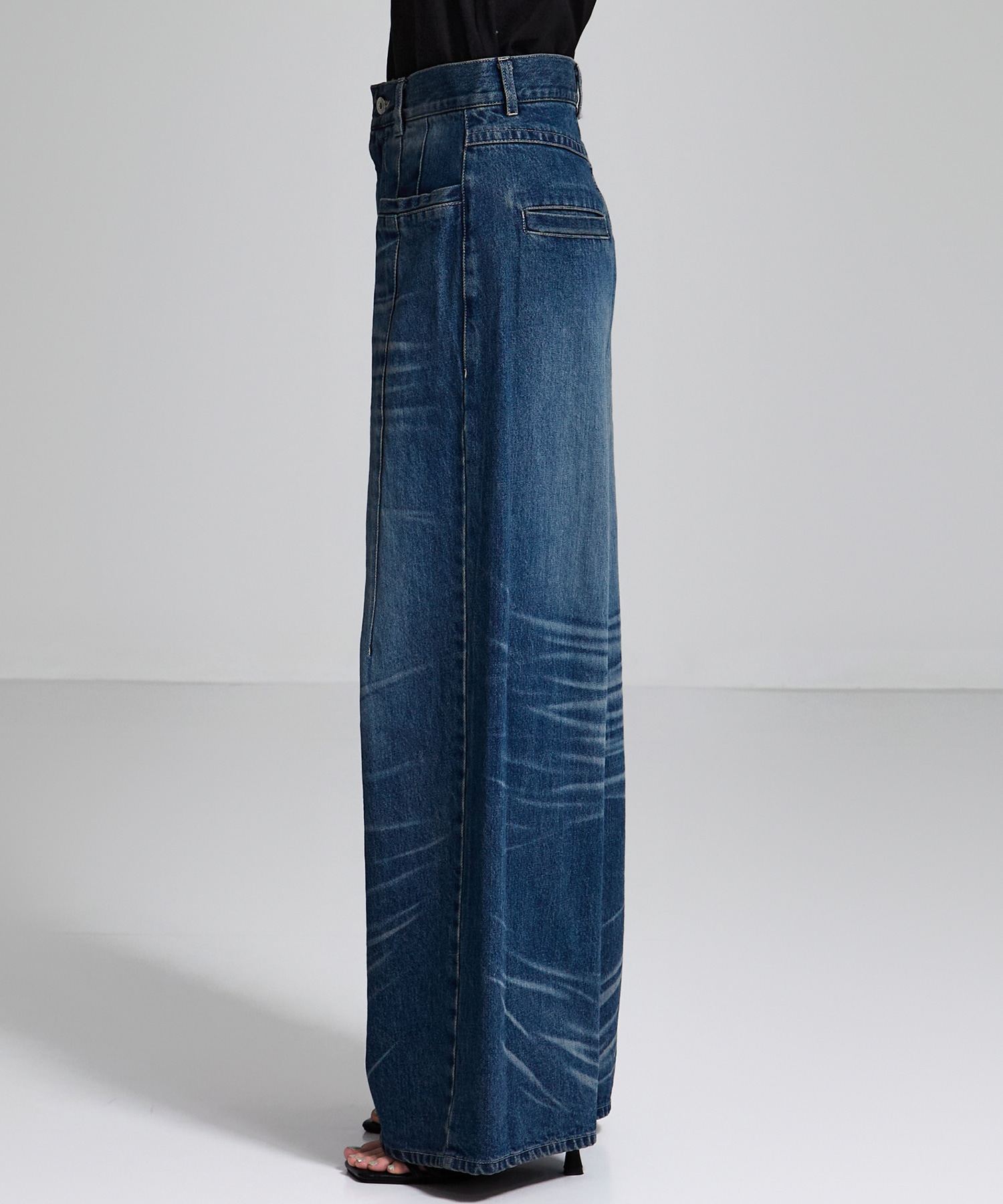 Tucked Wide Leg Jeans STUDIOUS