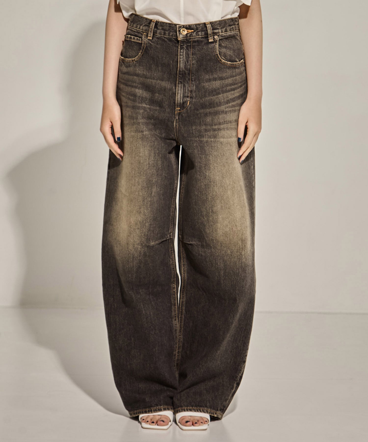 Damaged Barrel Leg Jeans STUDIOUS