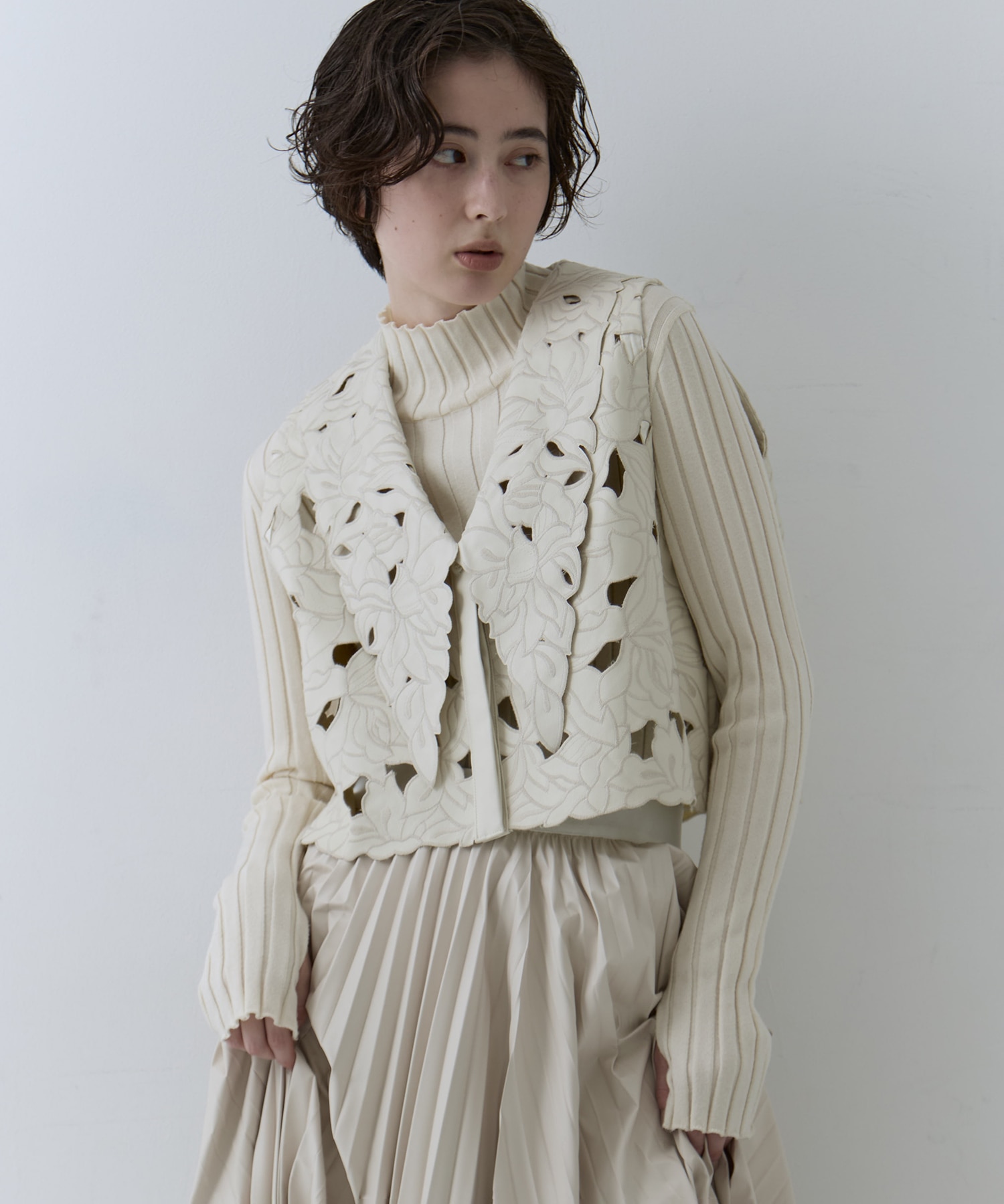 UND LACE CUTWORK VEST　TOP AMERI