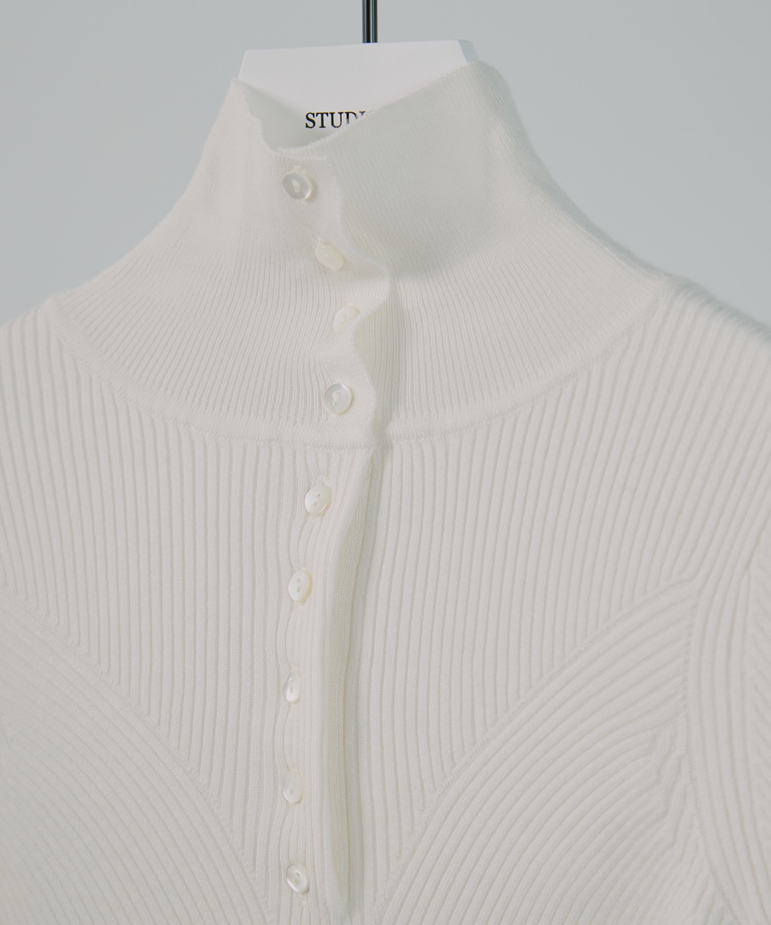 UND HIGH NECK BUTTON KNIT TOP AMERI