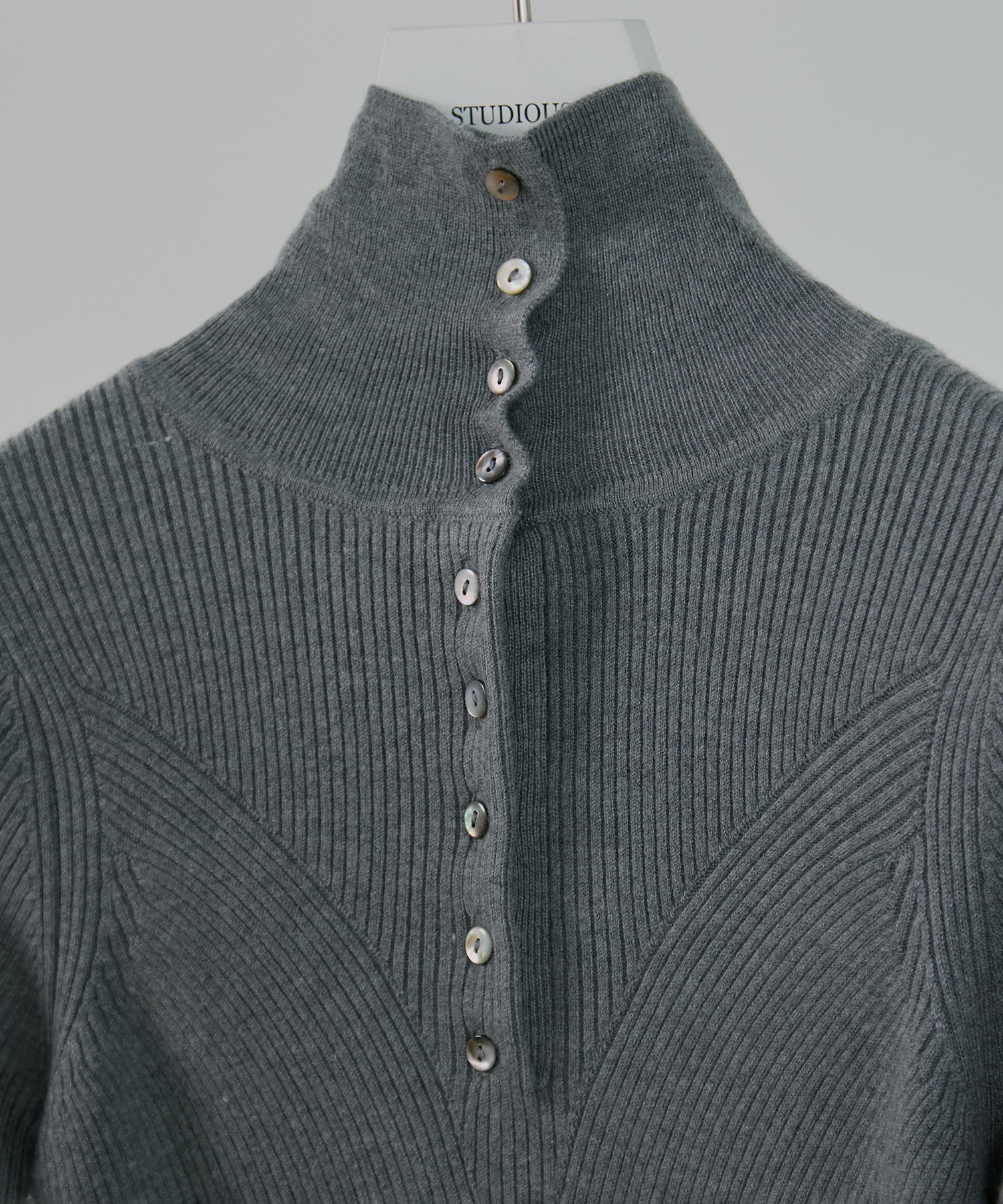 UND HIGH NECK BUTTON KNIT TOP AMERI