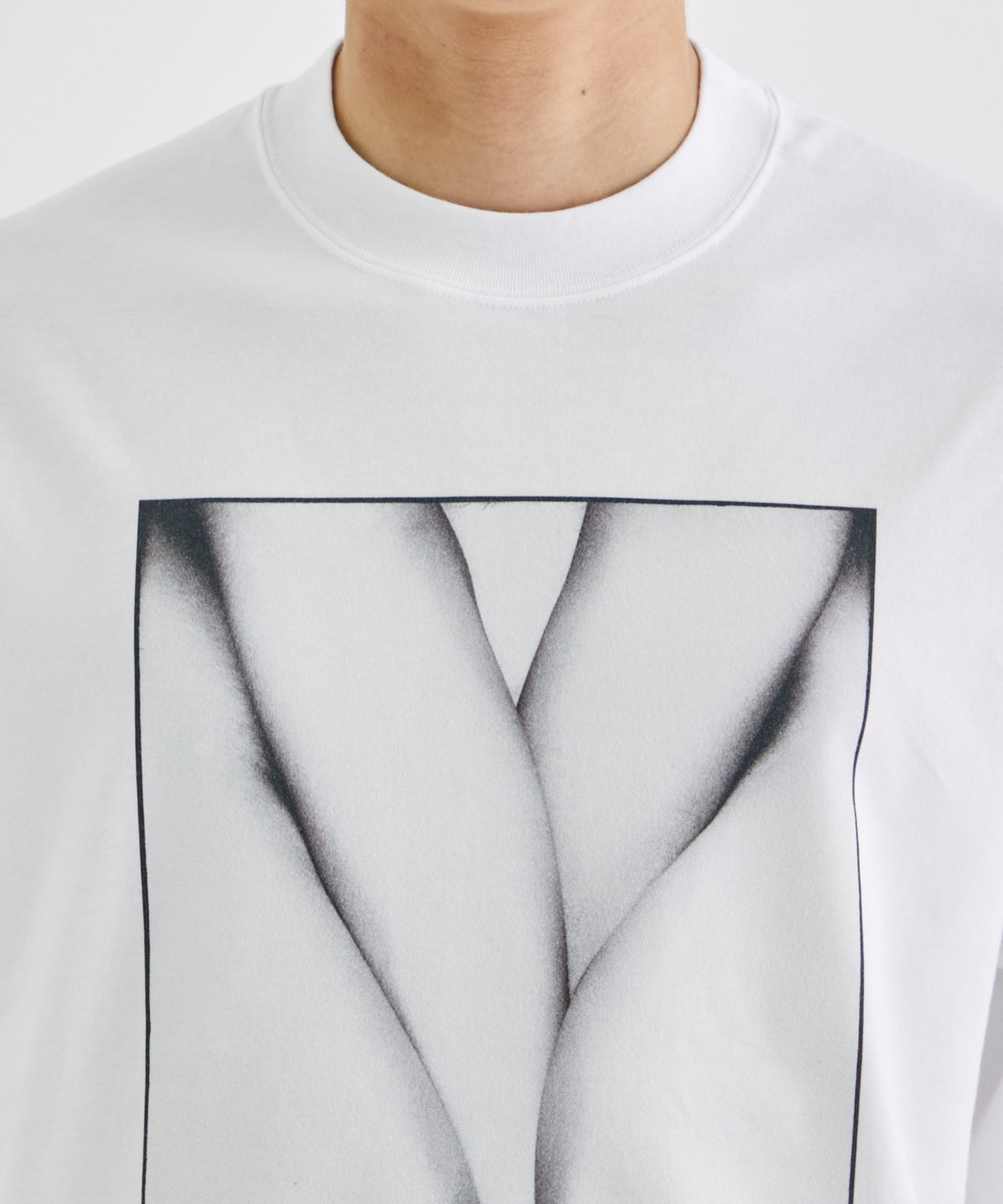 PHOTO DESIGN TEE Embrace B ALMOSTBLACK