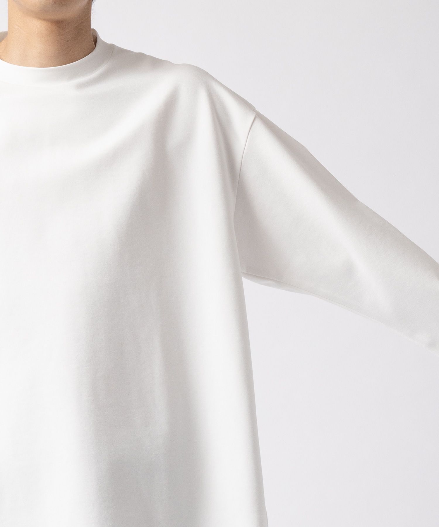 ×UT PREMIUM LONG SLEEVE TEE 