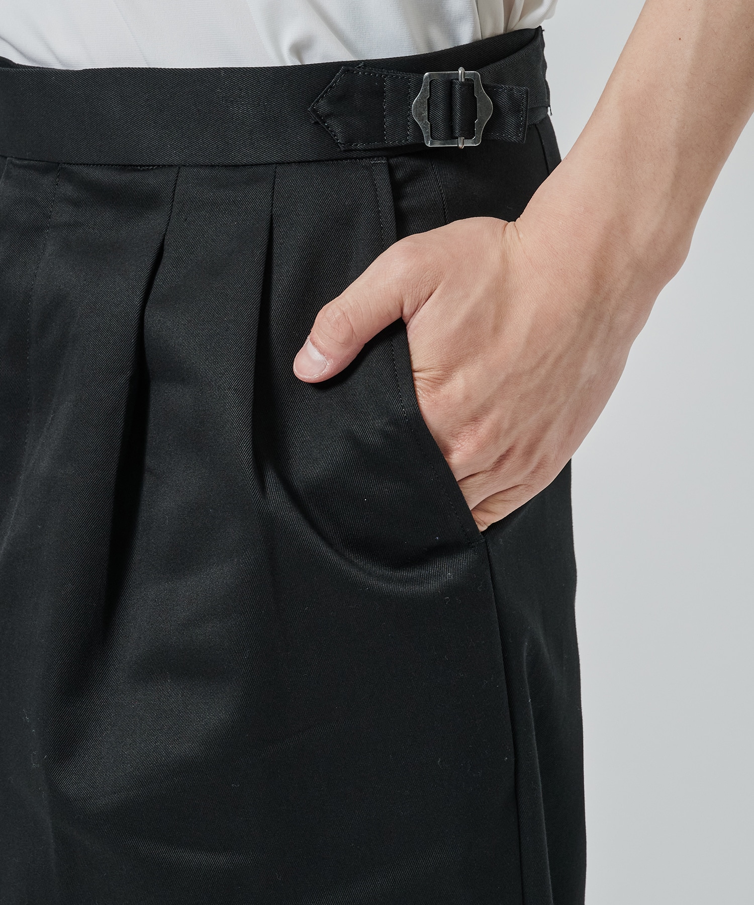 TWO TUCK CROPPED TROUSERS MARKAWARE/marka