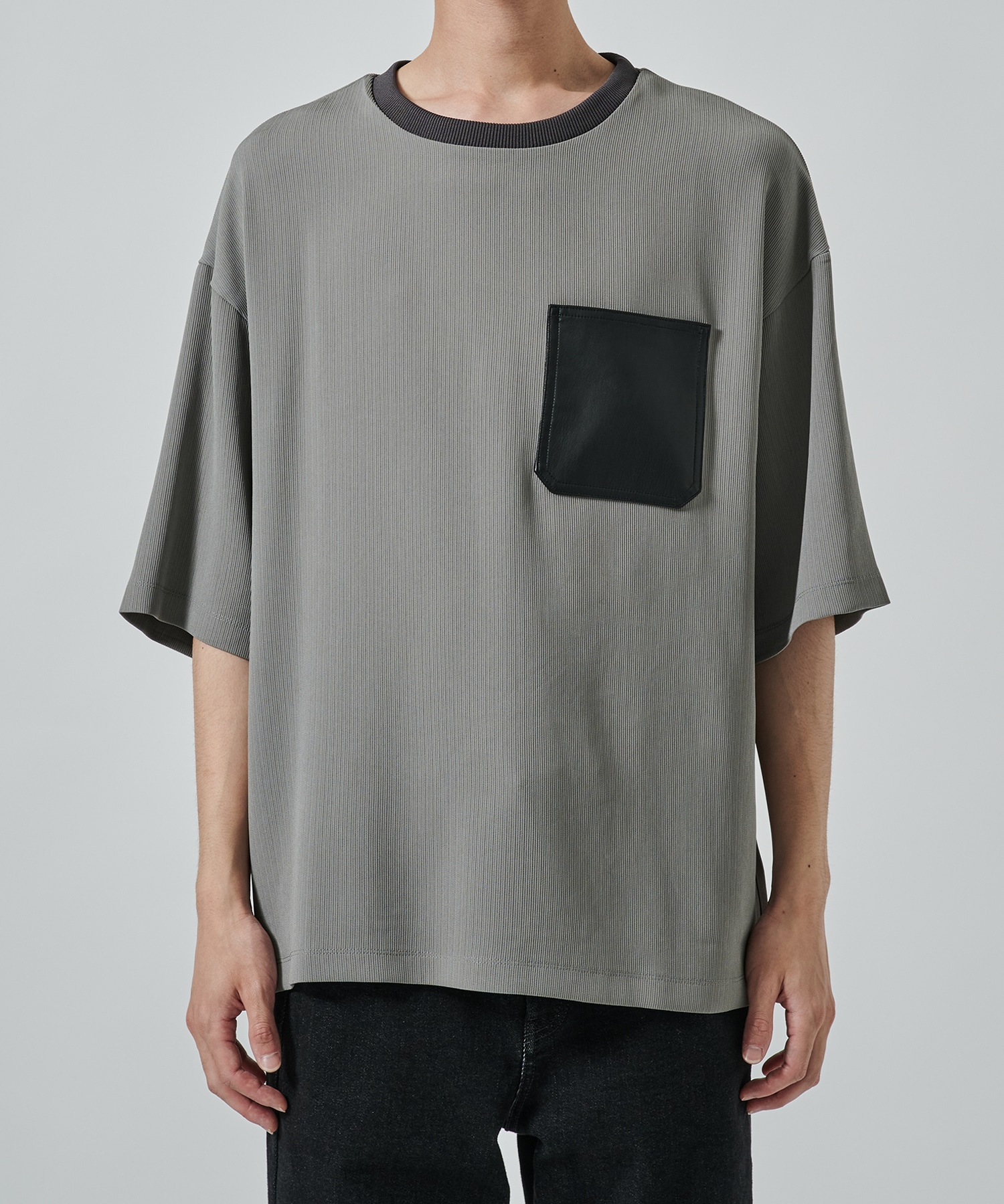 DRY DOBBY LEATHER POCKET TEE STUDIOUS