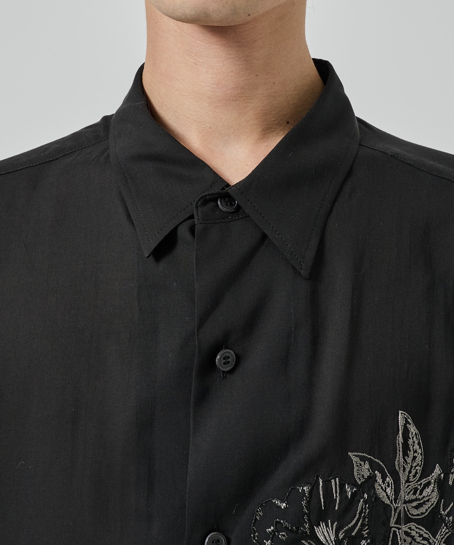 FLOWER STITCH SIDE GATHER SHIRT GroundY