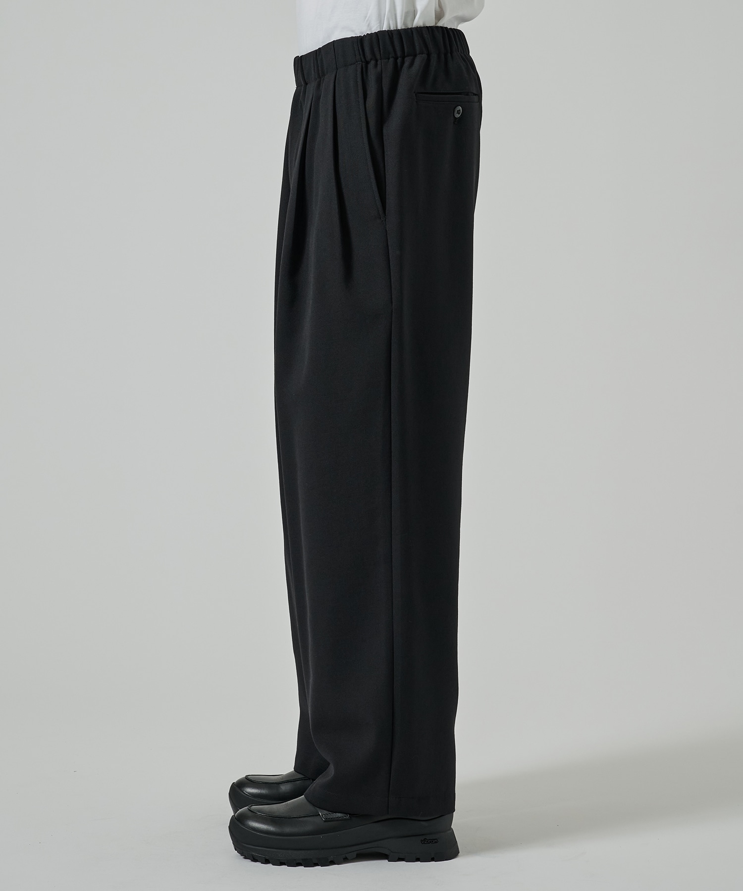 〈別注〉 TWO TUCK STRAIGHT EASY PANTS MARKAWARE/marka