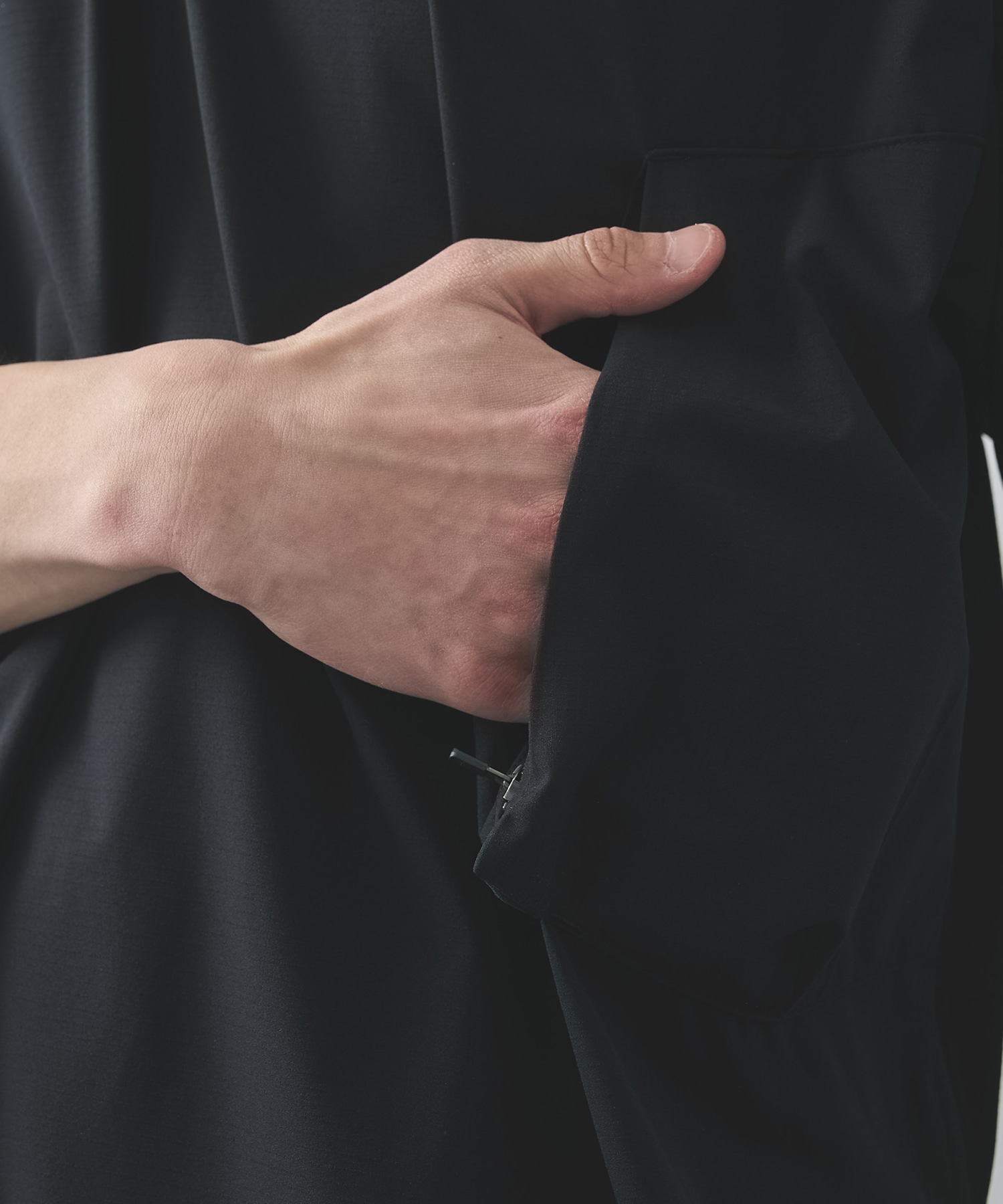 THE DEFORMED S/S PULLOVER WITH UTILITY POCKETS POLIQUANT