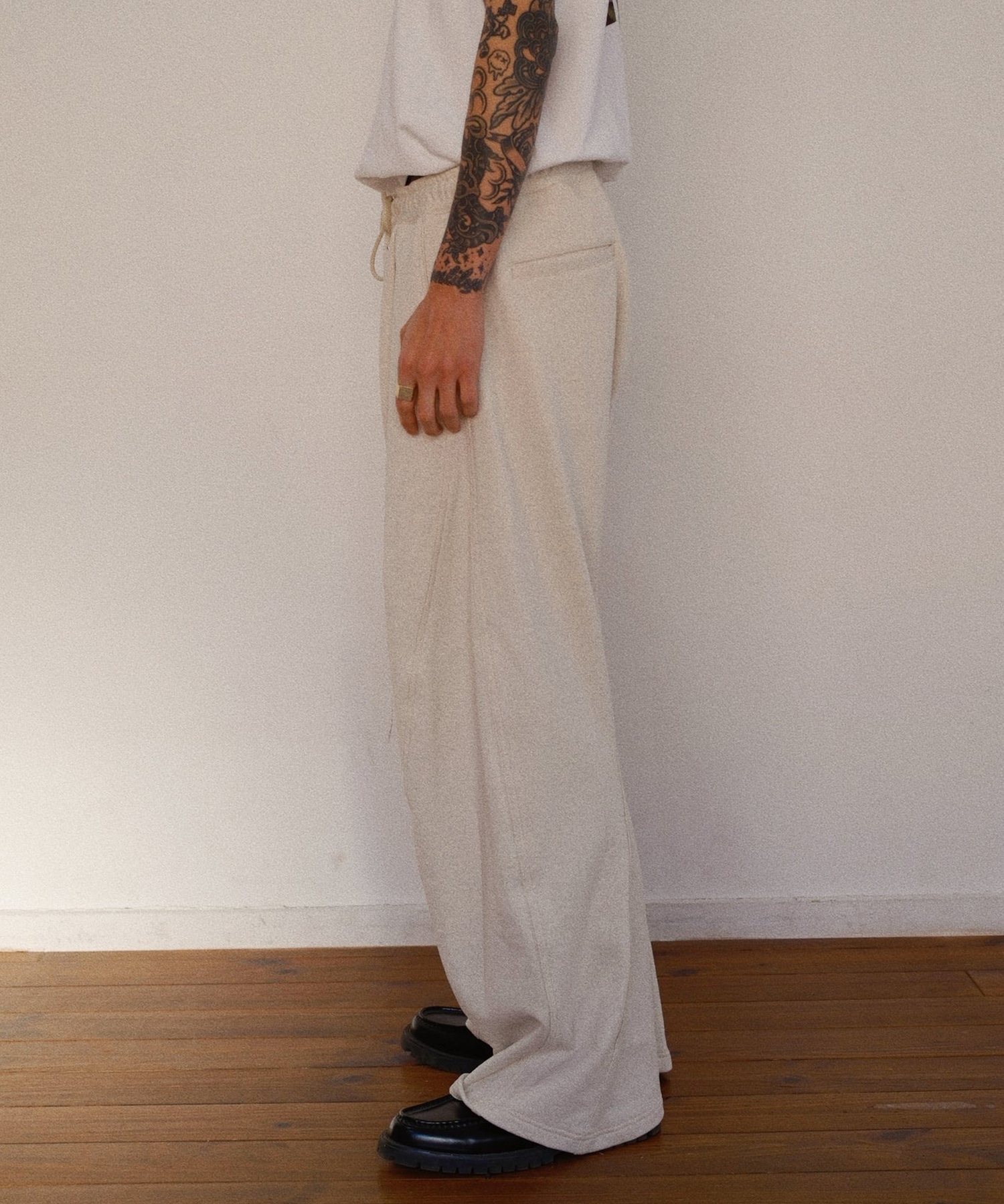 3D cutting sweat pants KHOKI