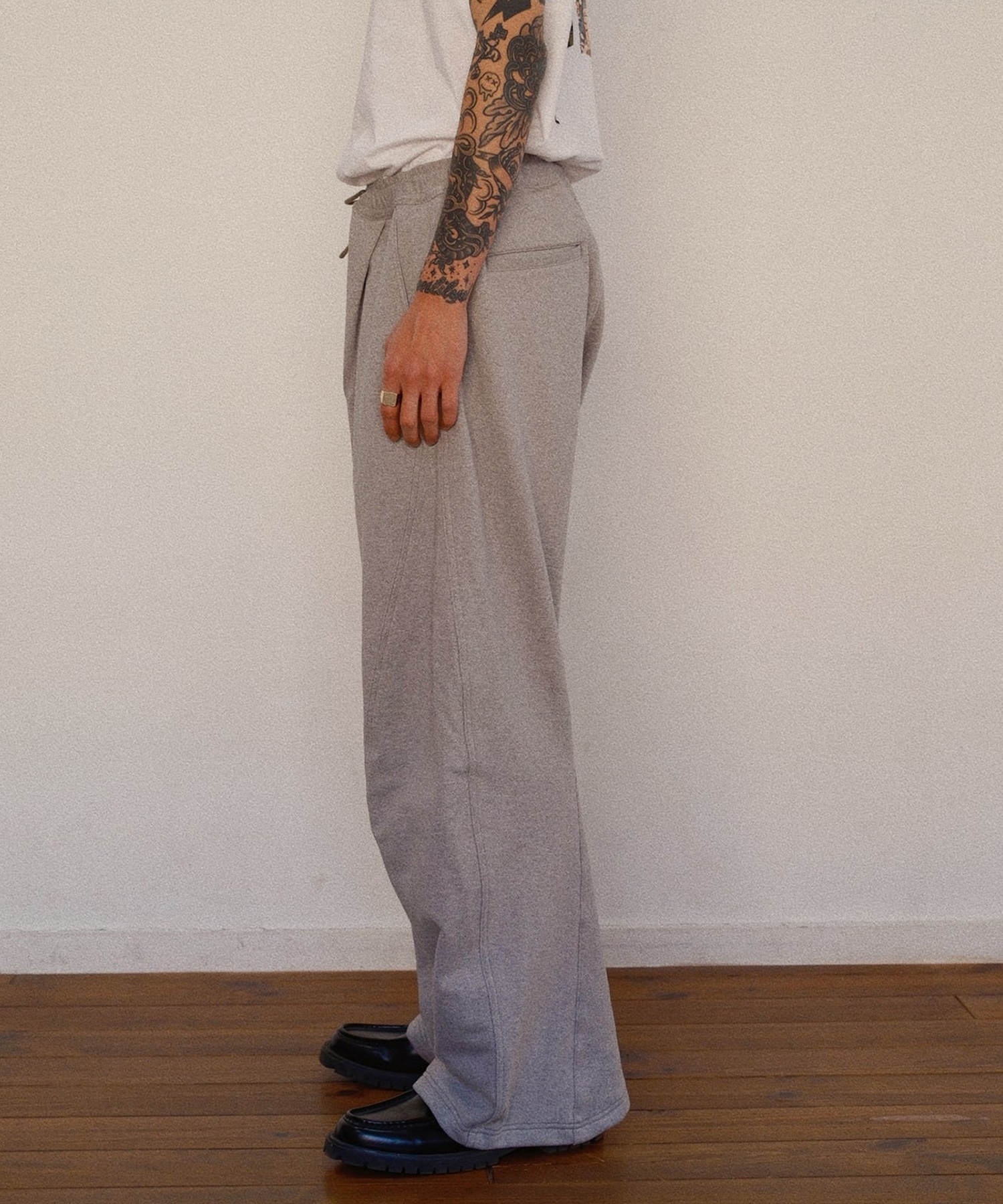 3D cutting sweat pants KHOKI