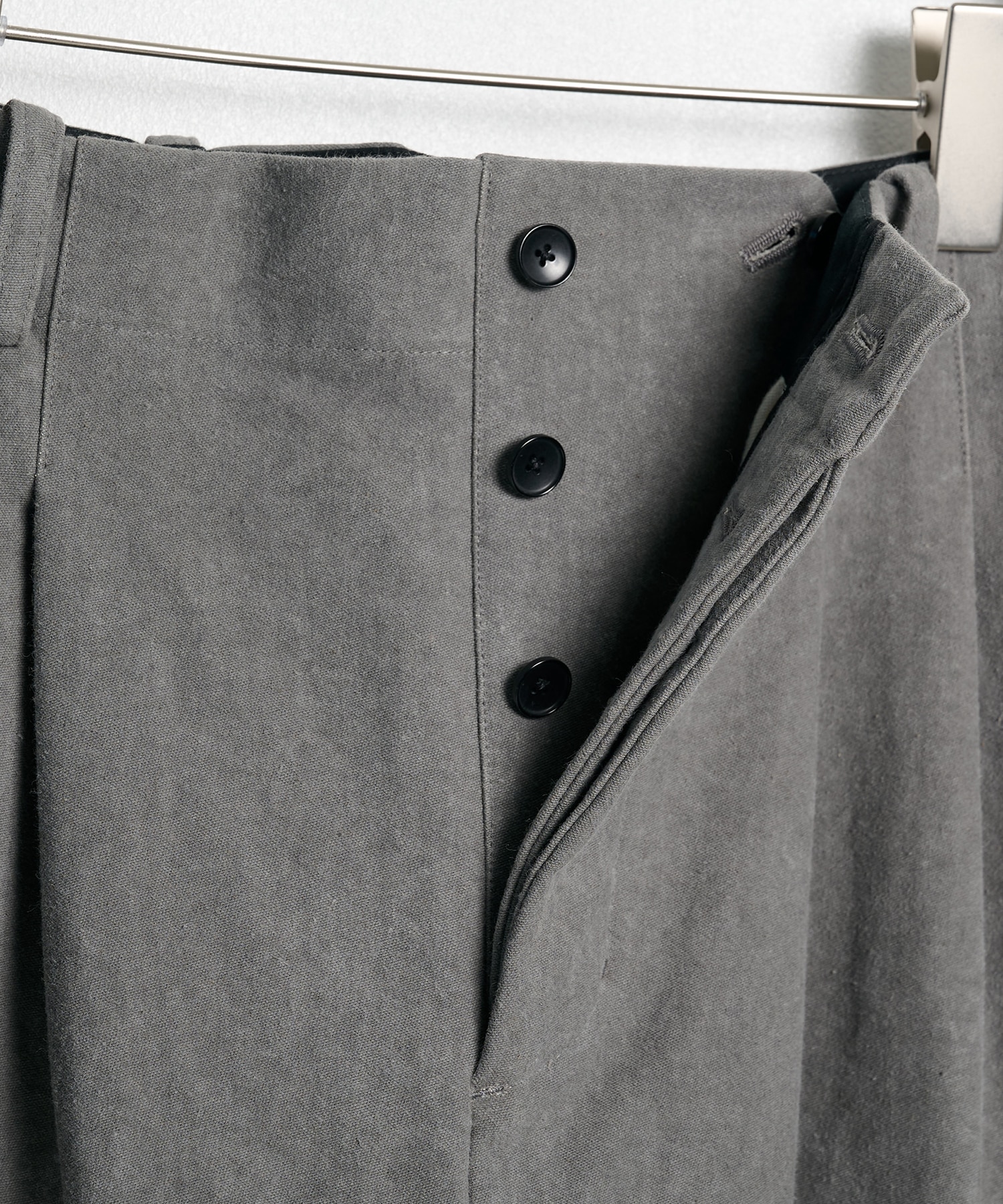 3 Tucks Tapered Pants AXIS