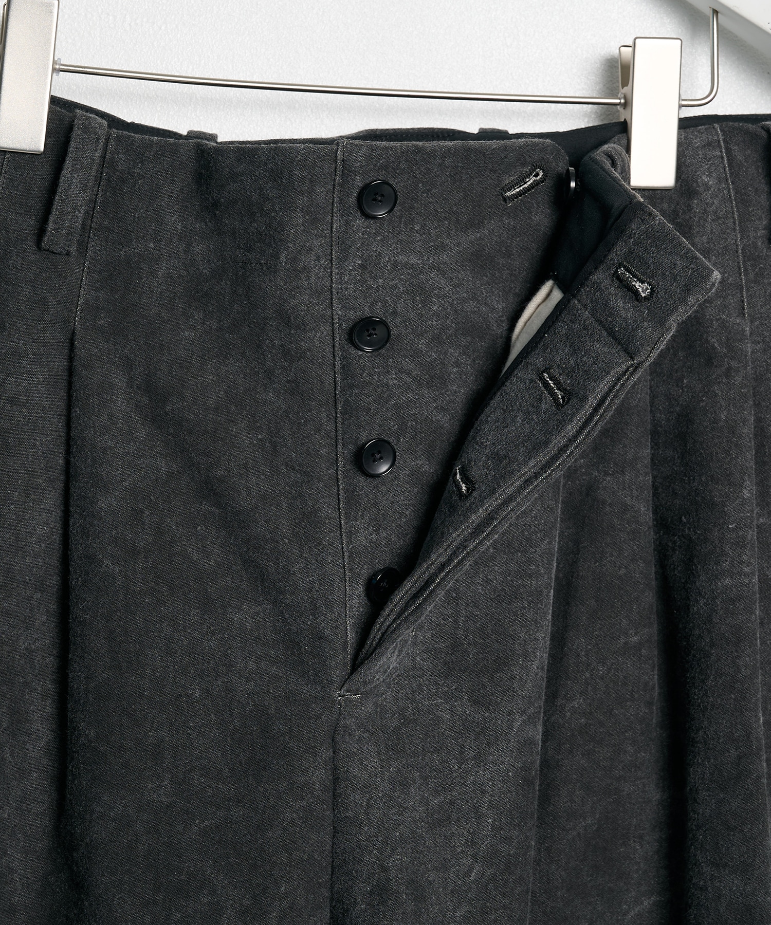 3 Tucks Tapered Pants AXIS