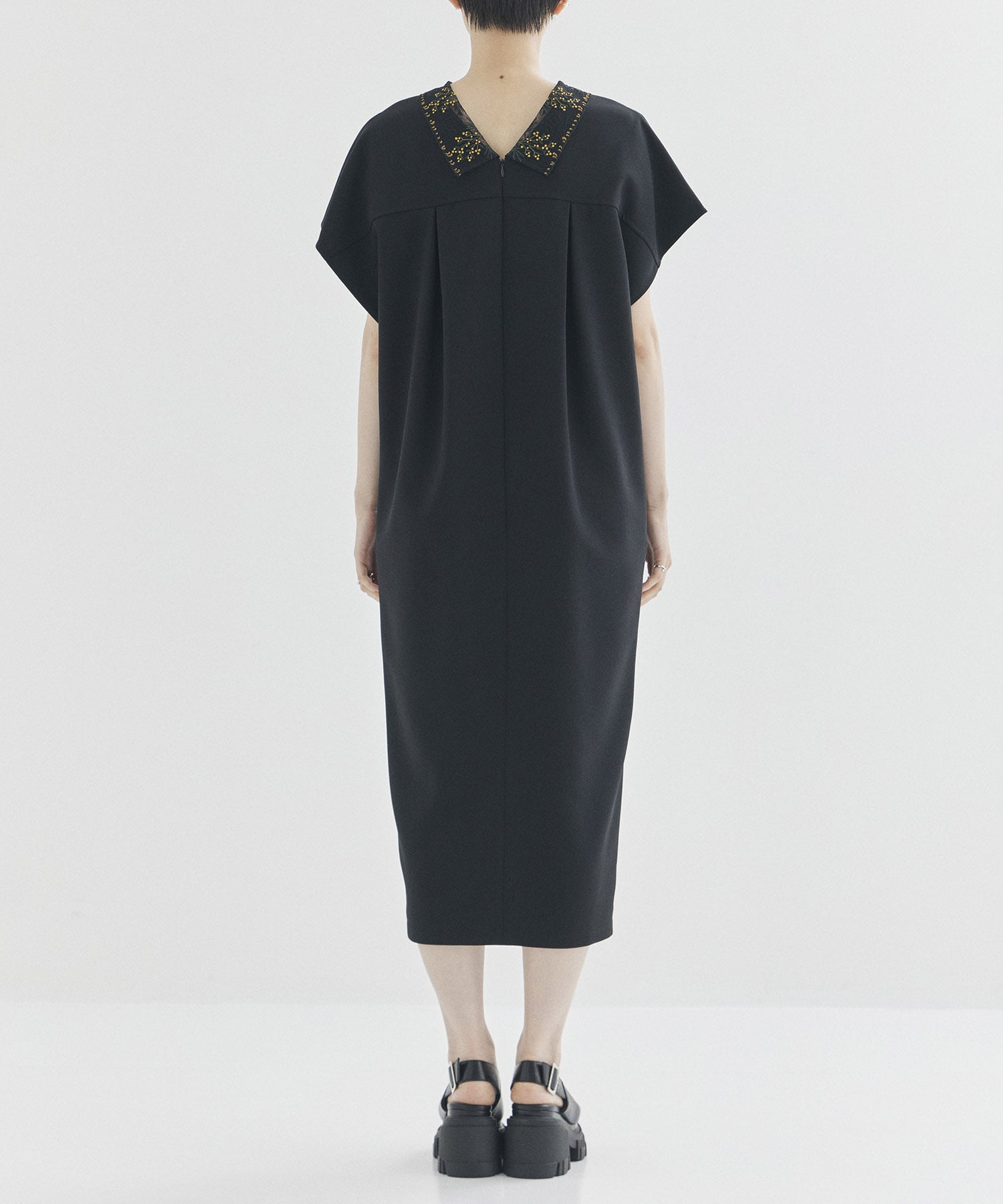 narrow emb.collar dress LOKITHO