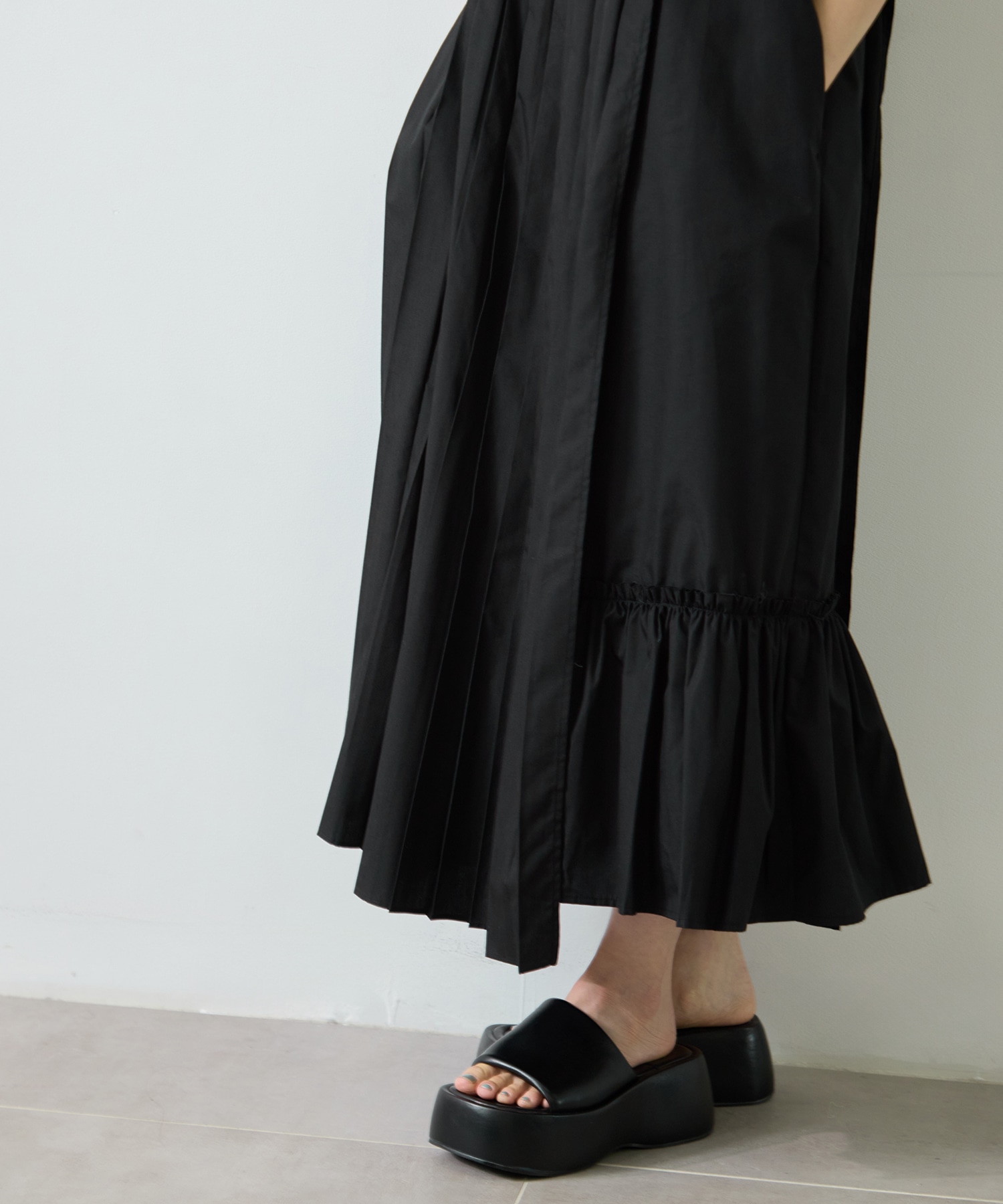 Asymmetry pleats one-piece STUDIOUS
