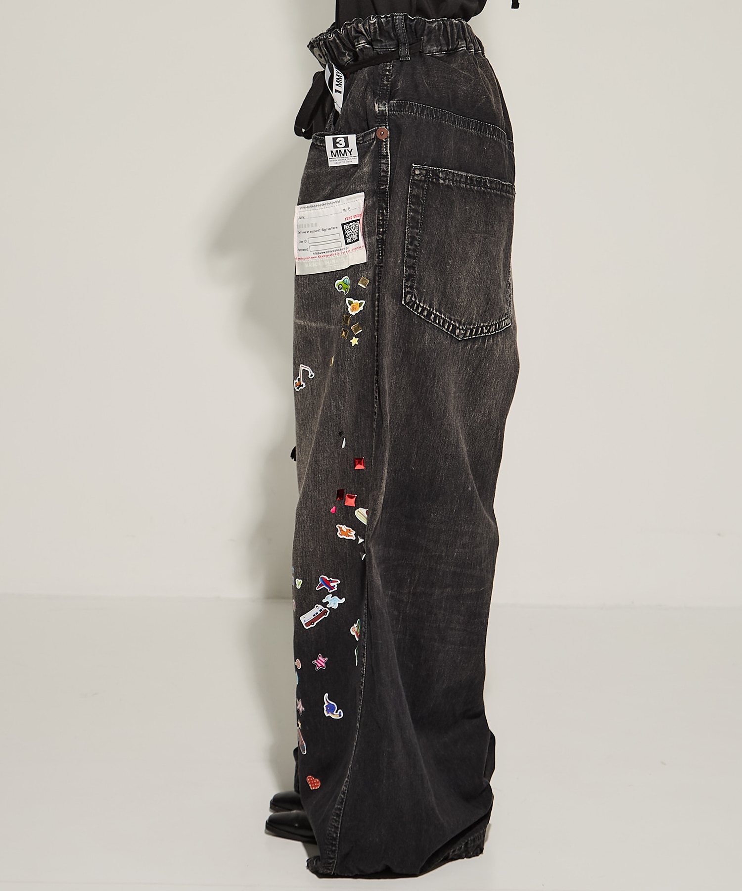 【国内買付】MIHARAYASUHIRO Sticker Printed Huge デニムパンツ HUGE DETAIL STICKER JEANS(38 BLACK): Maison MIHARA YASUHIRO