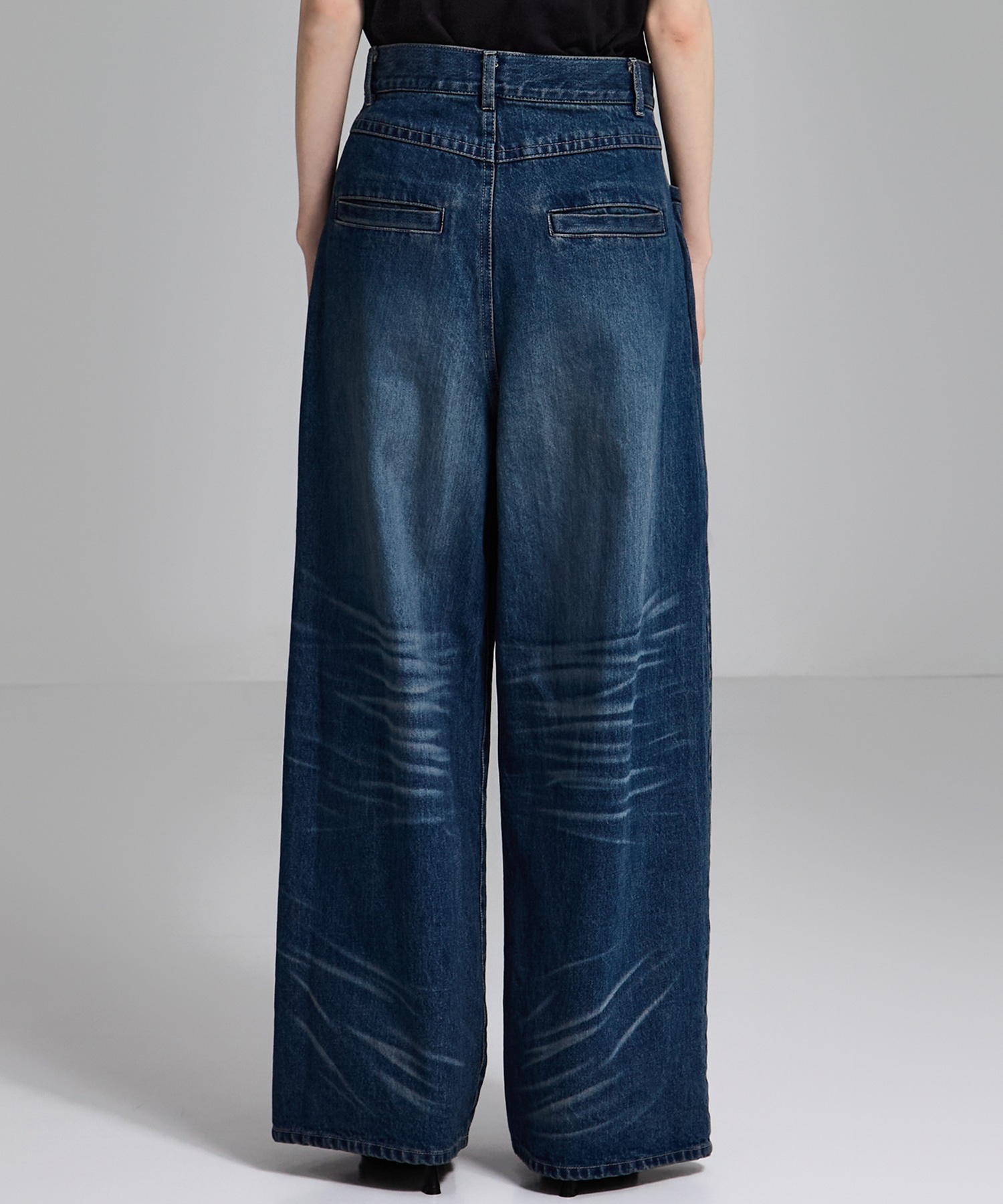 Tucked Wide Leg Jeans STUDIOUS