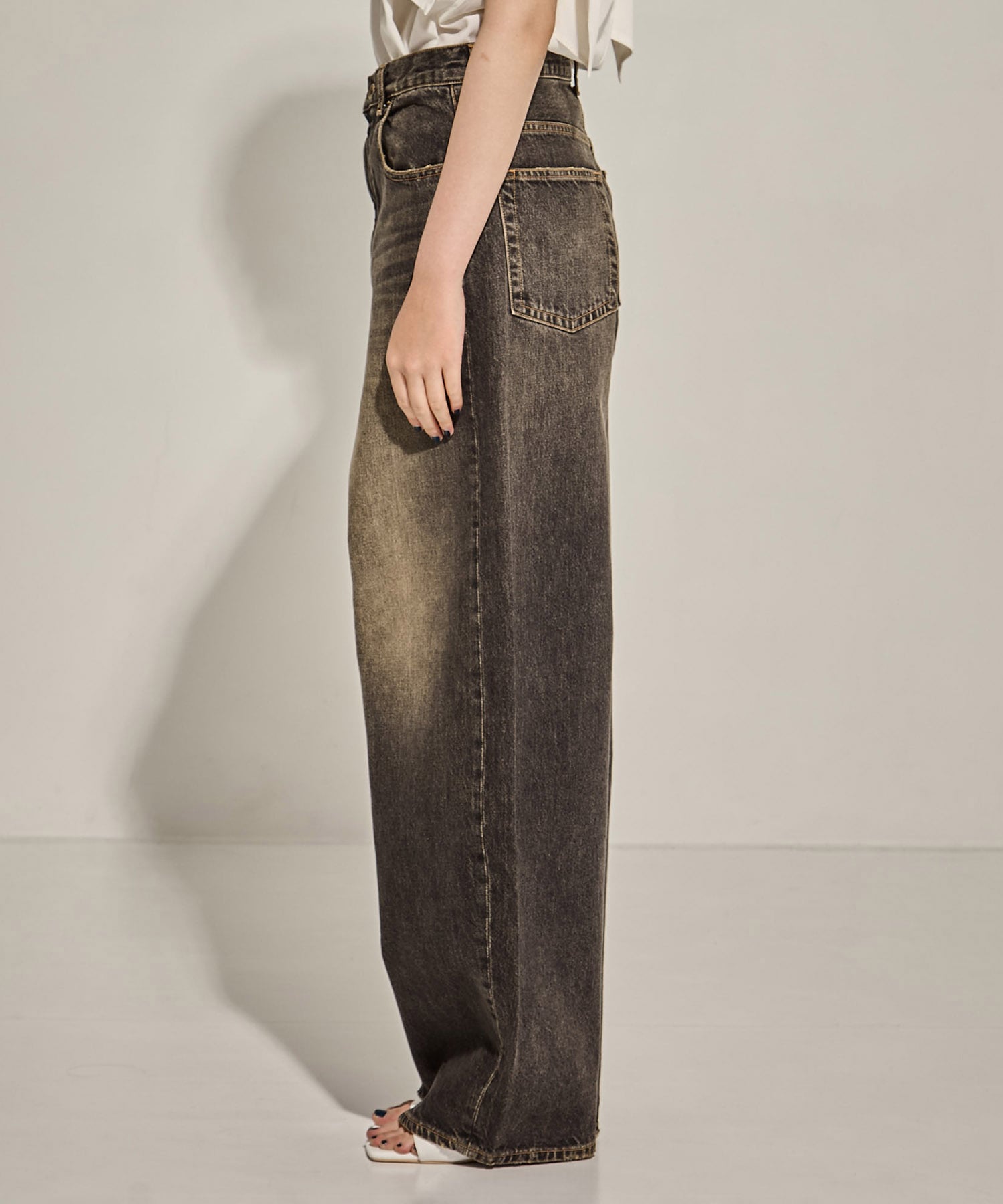 Damaged Barrel Leg Jeans STUDIOUS
