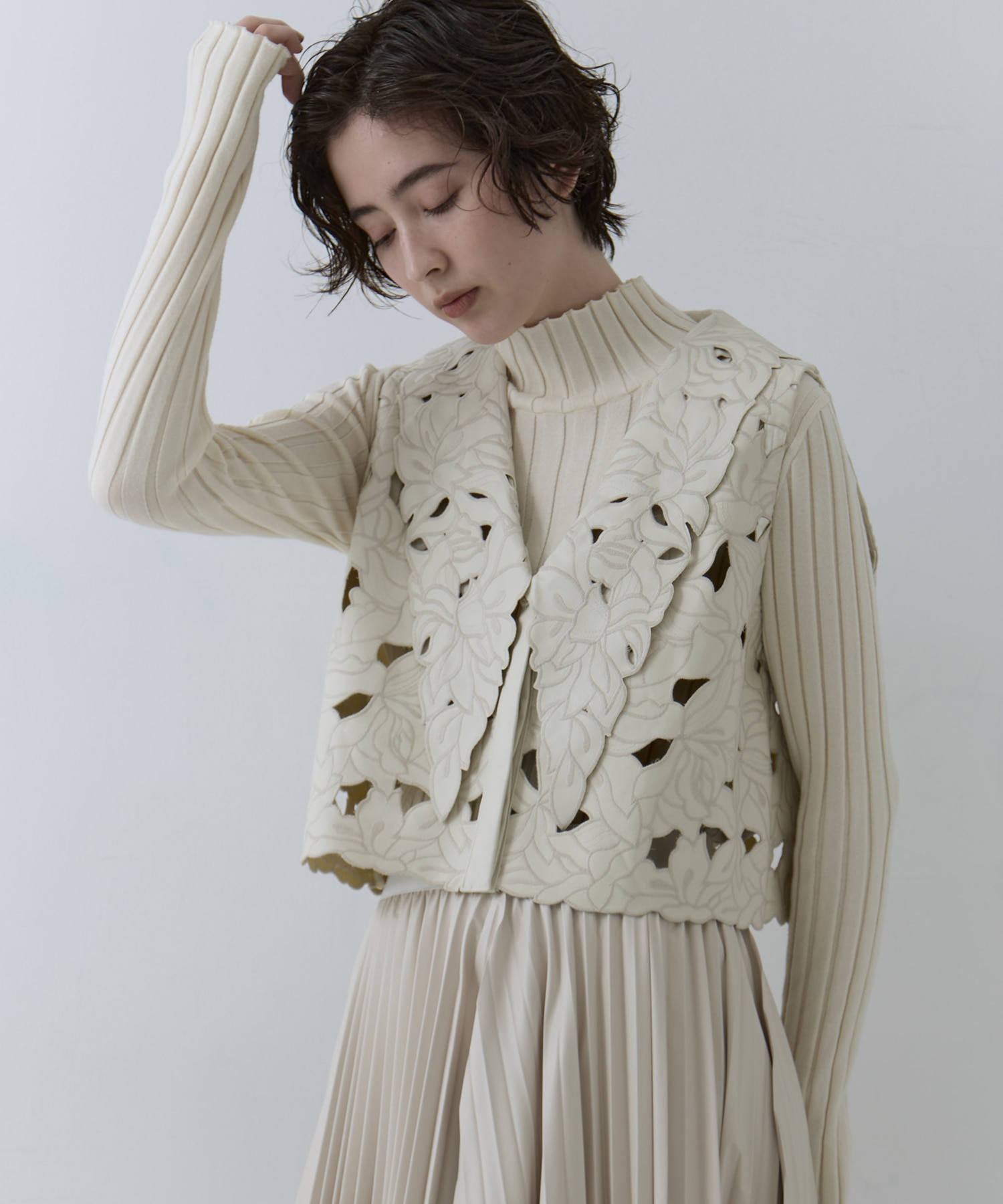 UND LACE CUTWORK VEST　TOP AMERI