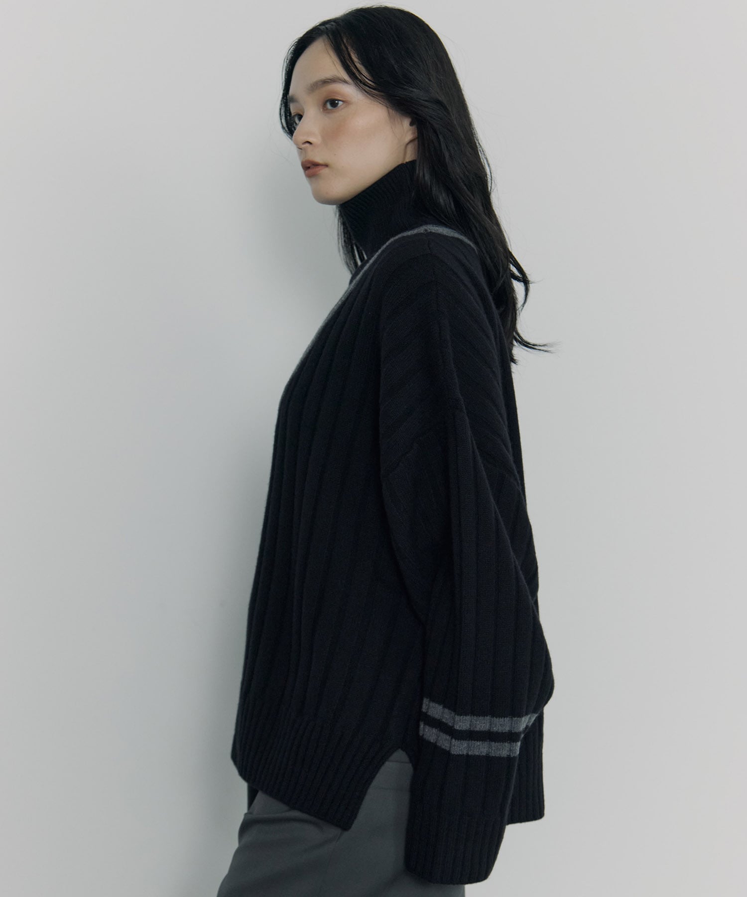 Lines Turtle Neck Knit UJOH