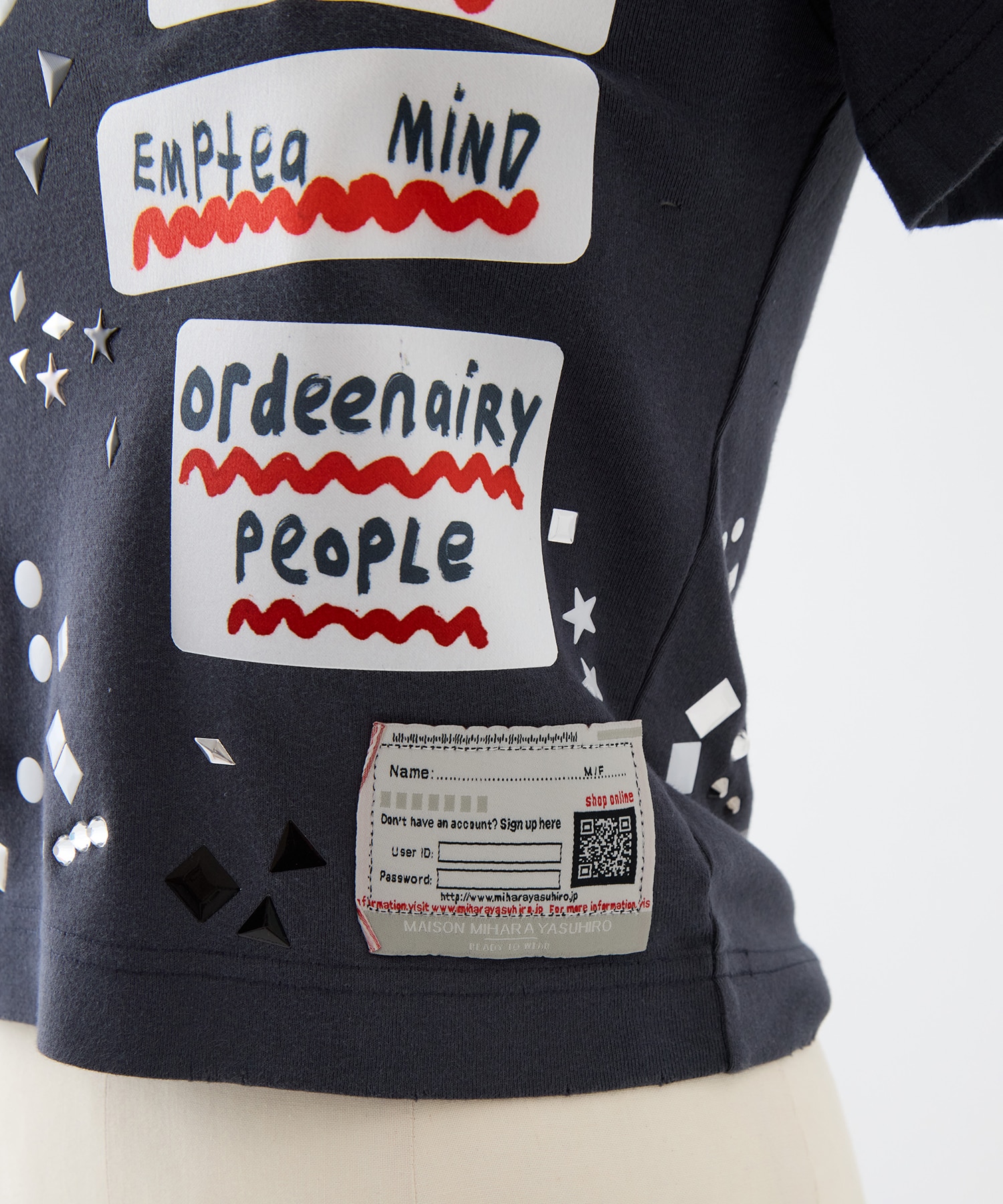 EMBELLISHED STICKER TEE Maison MIHARA YASUHIRO