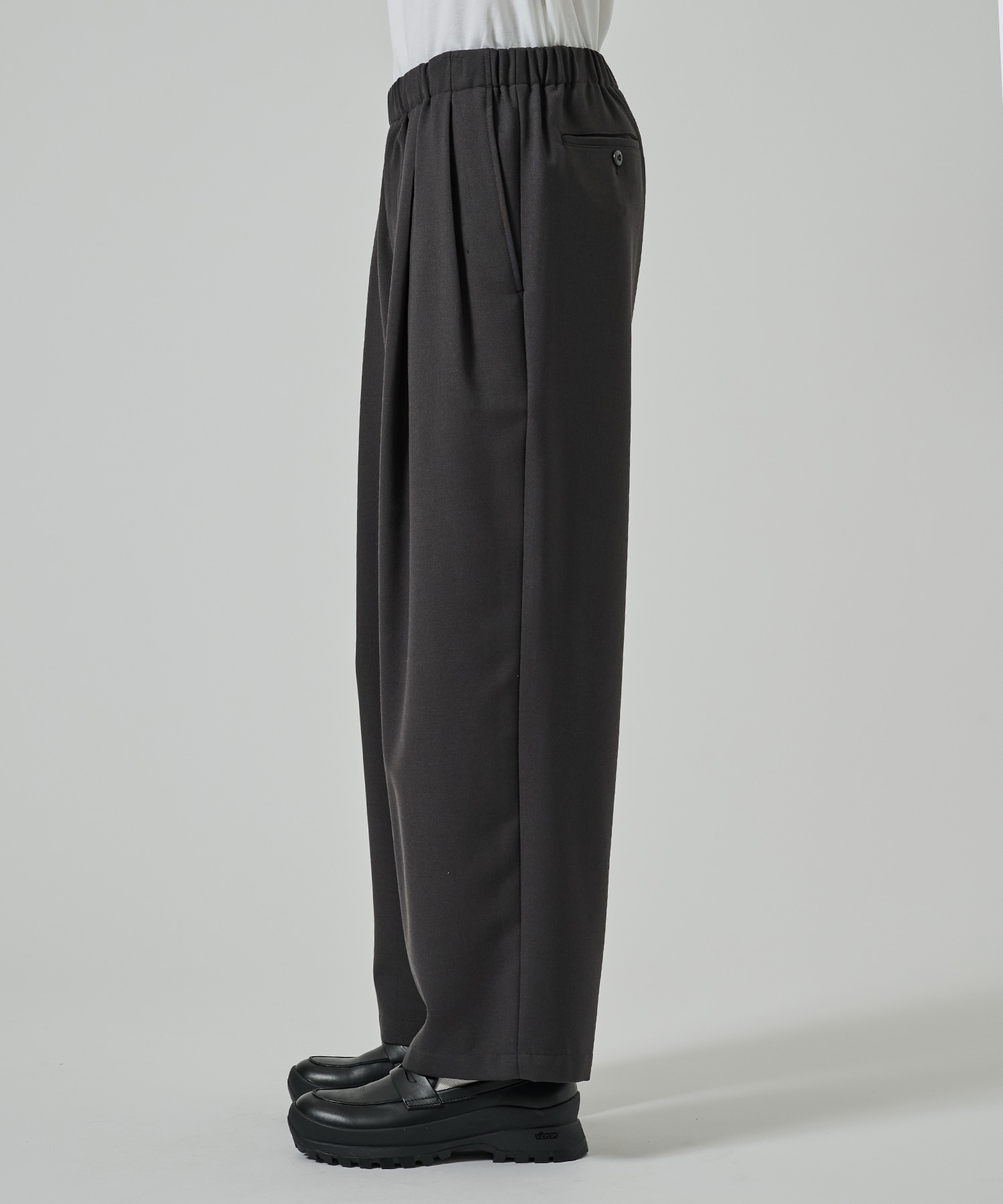 〈別注〉 TWO TUCK STRAIGHT EASY PANTS MARKAWARE/marka