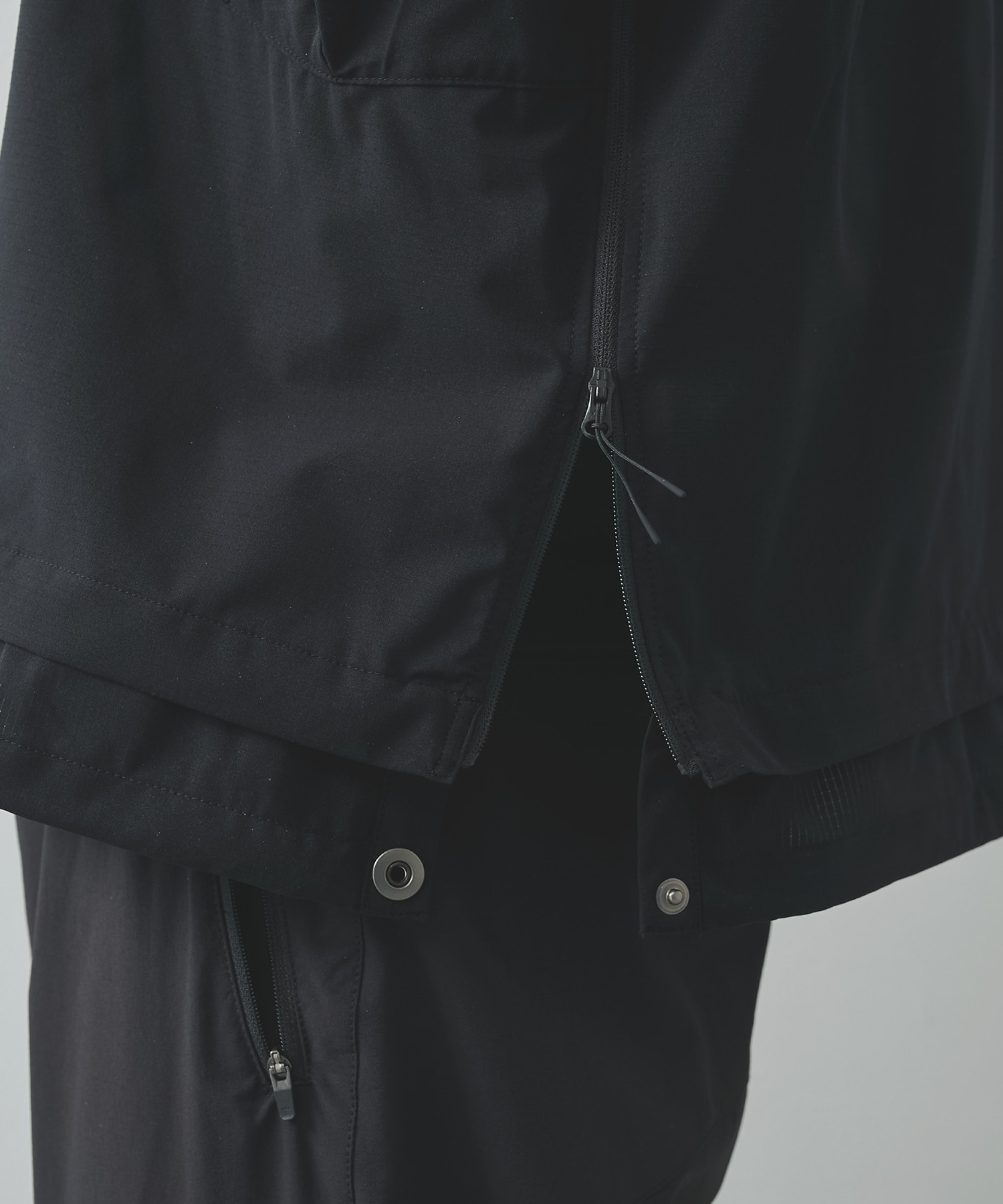 THE DEFORMED S/S PULLOVER WITH UTILITY POCKETS POLIQUANT