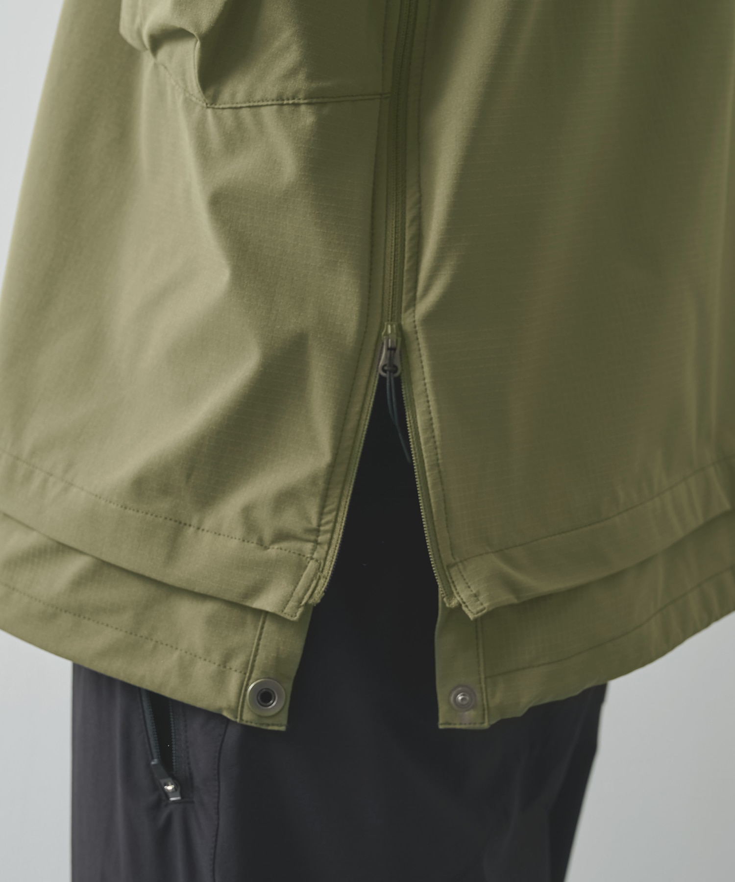 THE DEFORMED S/S PULLOVER WITH UTILITY POCKETS POLIQUANT