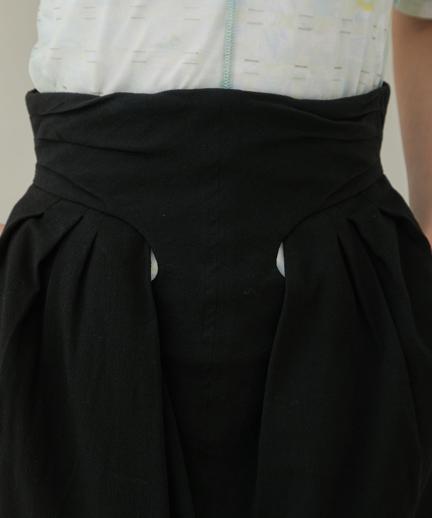 クレープホールハイウエストスカート(1 BLACK): Mame Kurogouchi ...