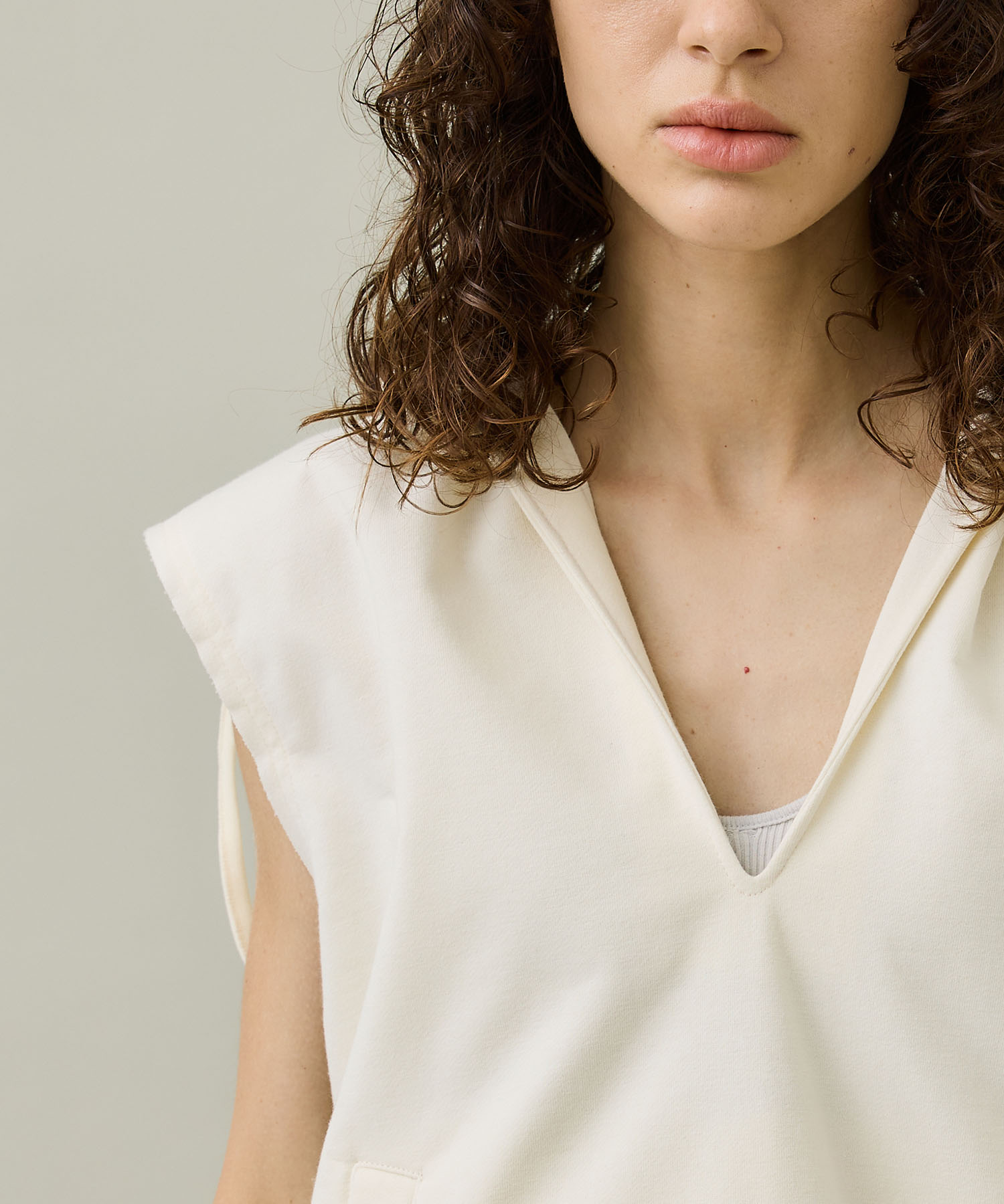 PAPER URAKE SLEEVELESS HOODIE｜STUDIOUS