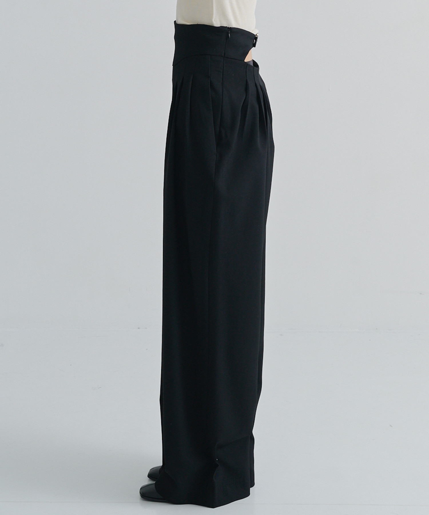 HIGH-WAIST PLEATED TROUSERS FETICO