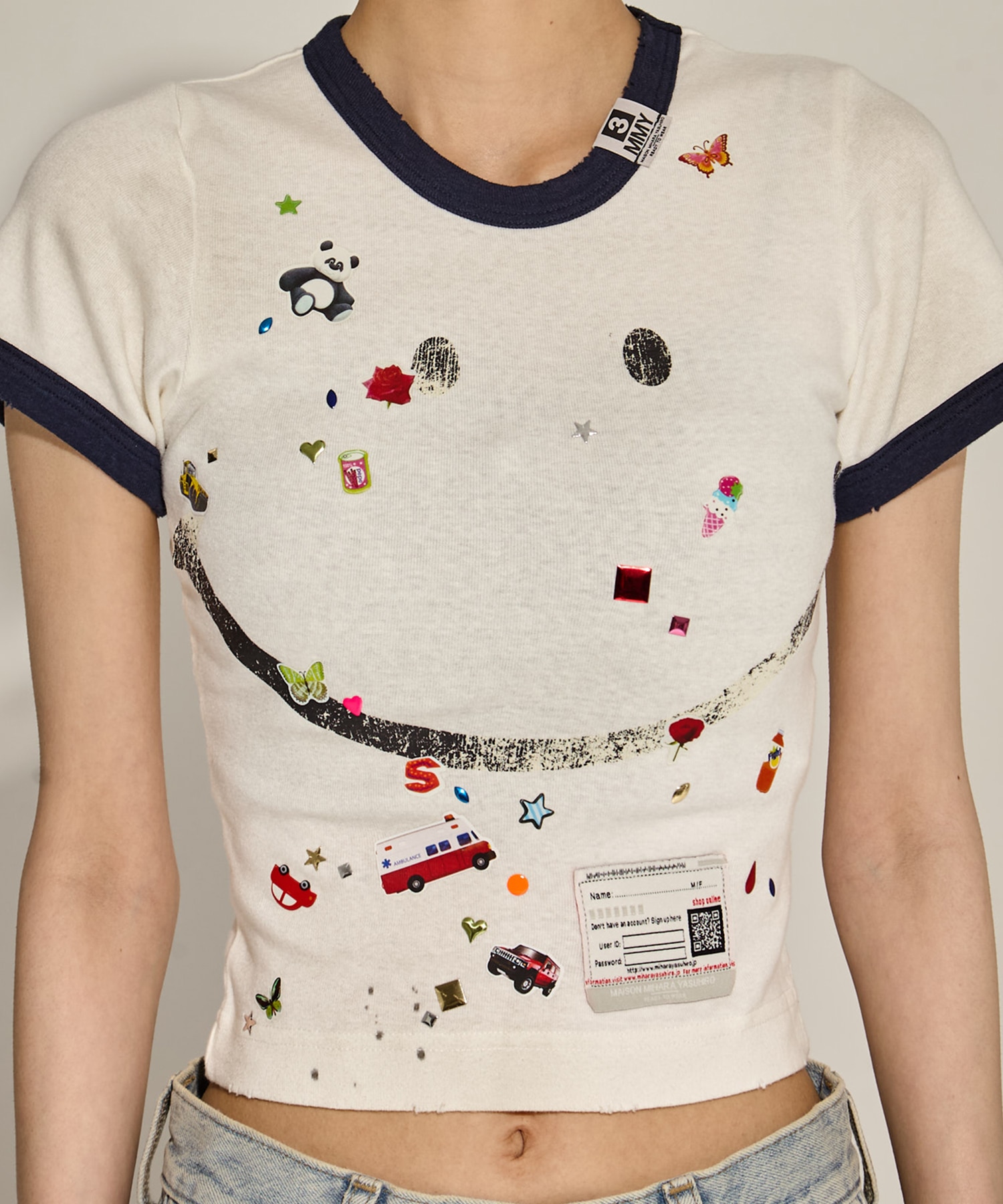 SMILY FACE PRINTED STICKER MINI TEE Maison MIHARA YASUHIRO