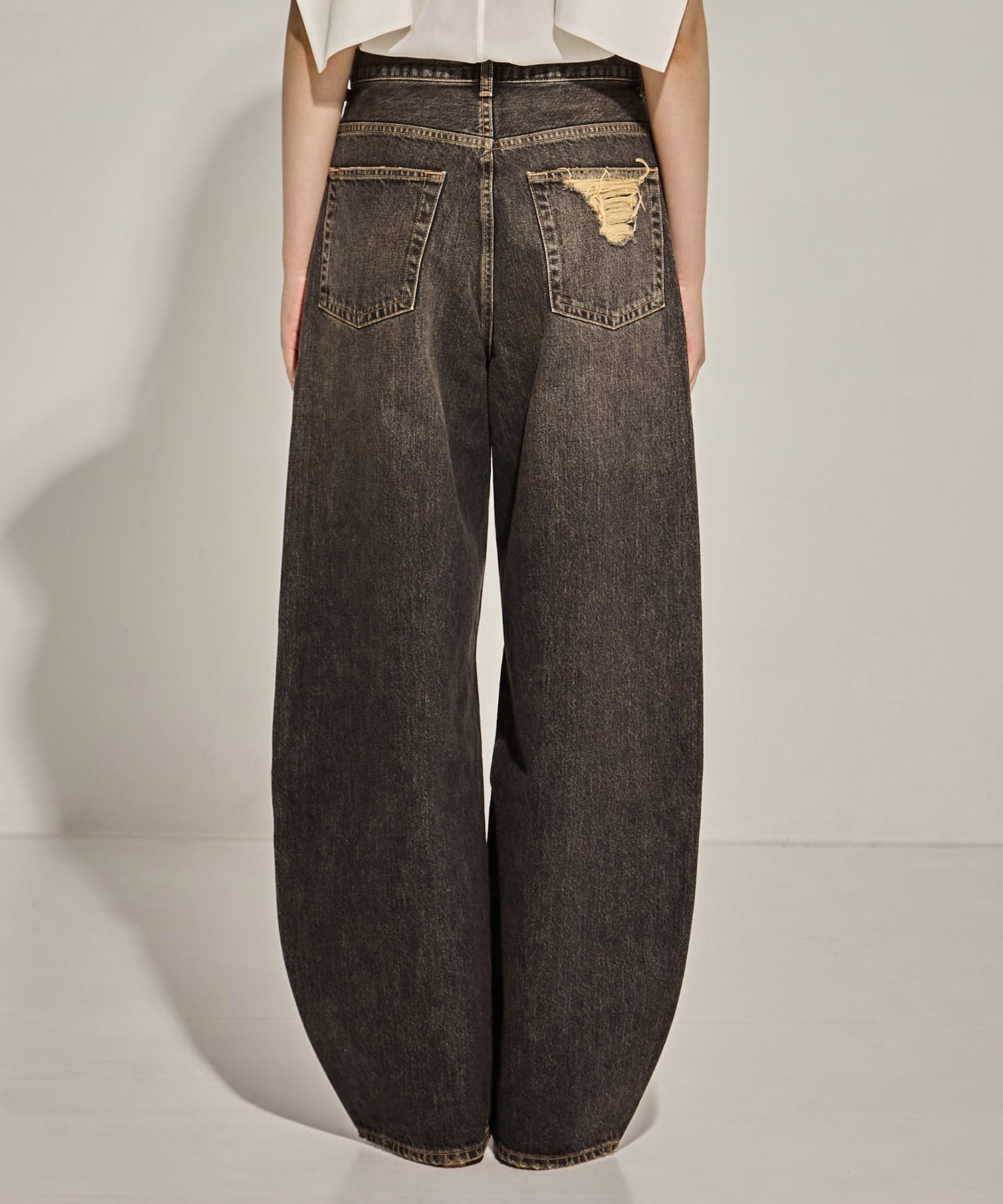 Damaged Barrel Leg Jeans STUDIOUS