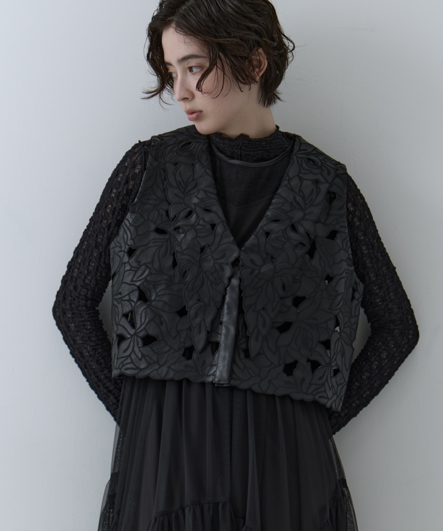 UND LACE CUTWORK VEST　TOP AMERI