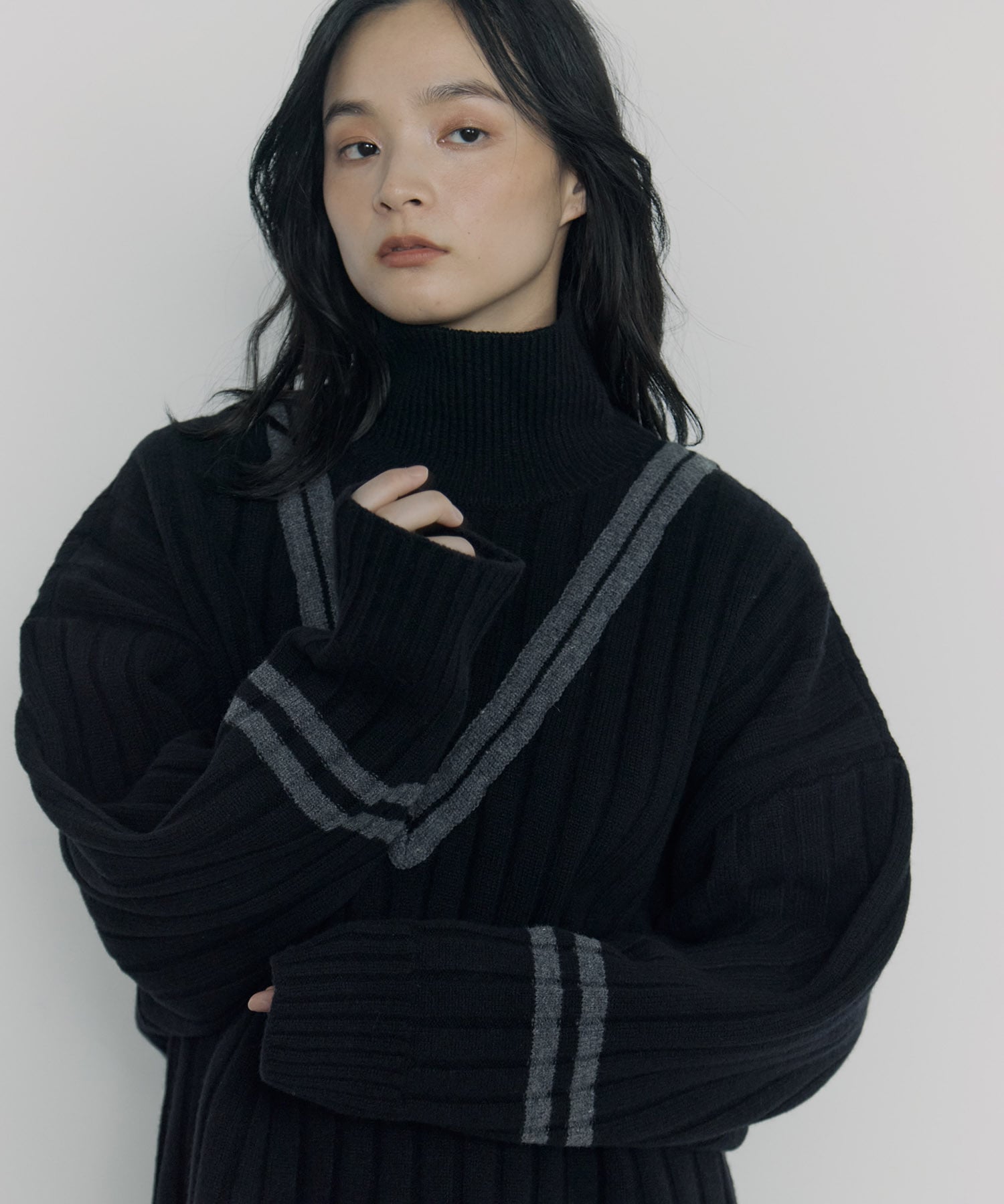 Lines Turtle Neck Knit UJOH