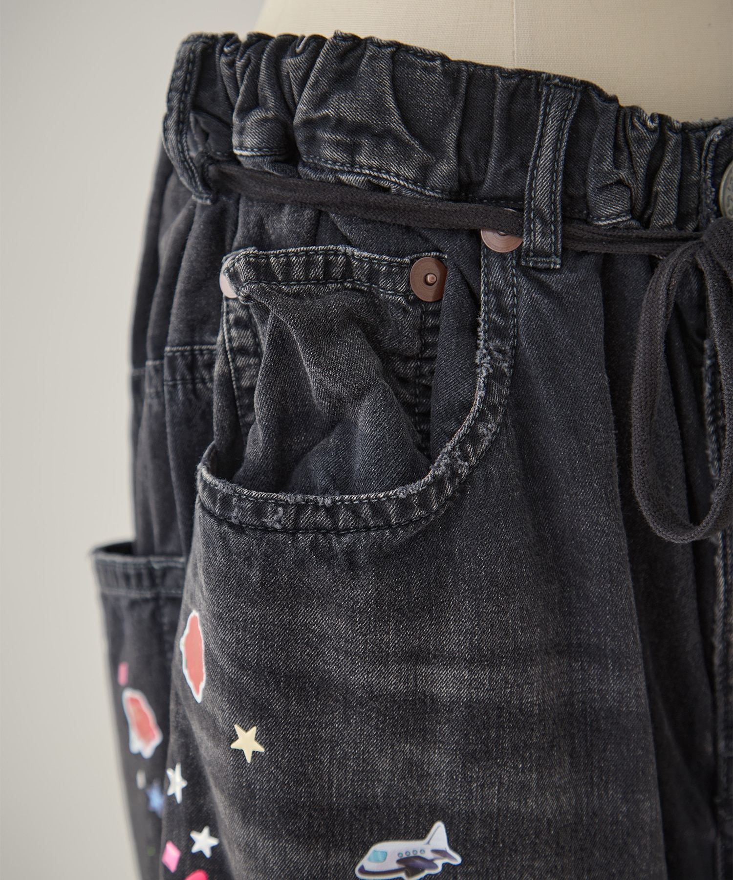 DENIM HUGE DETAIL PANTS w KIDS STICKER Maison MIHARA YASUHIRO