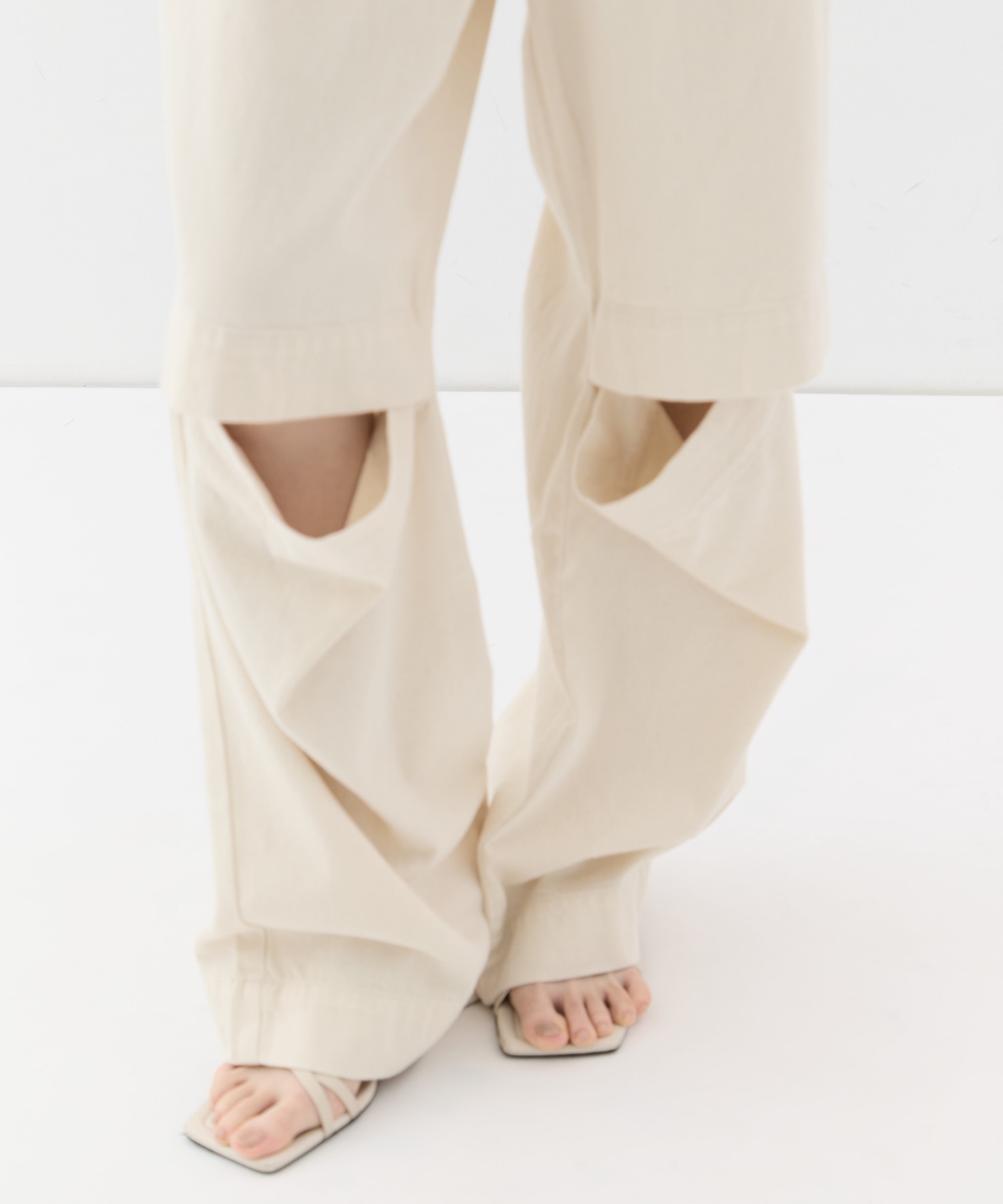 Relaxed open knee LIVINGTONE