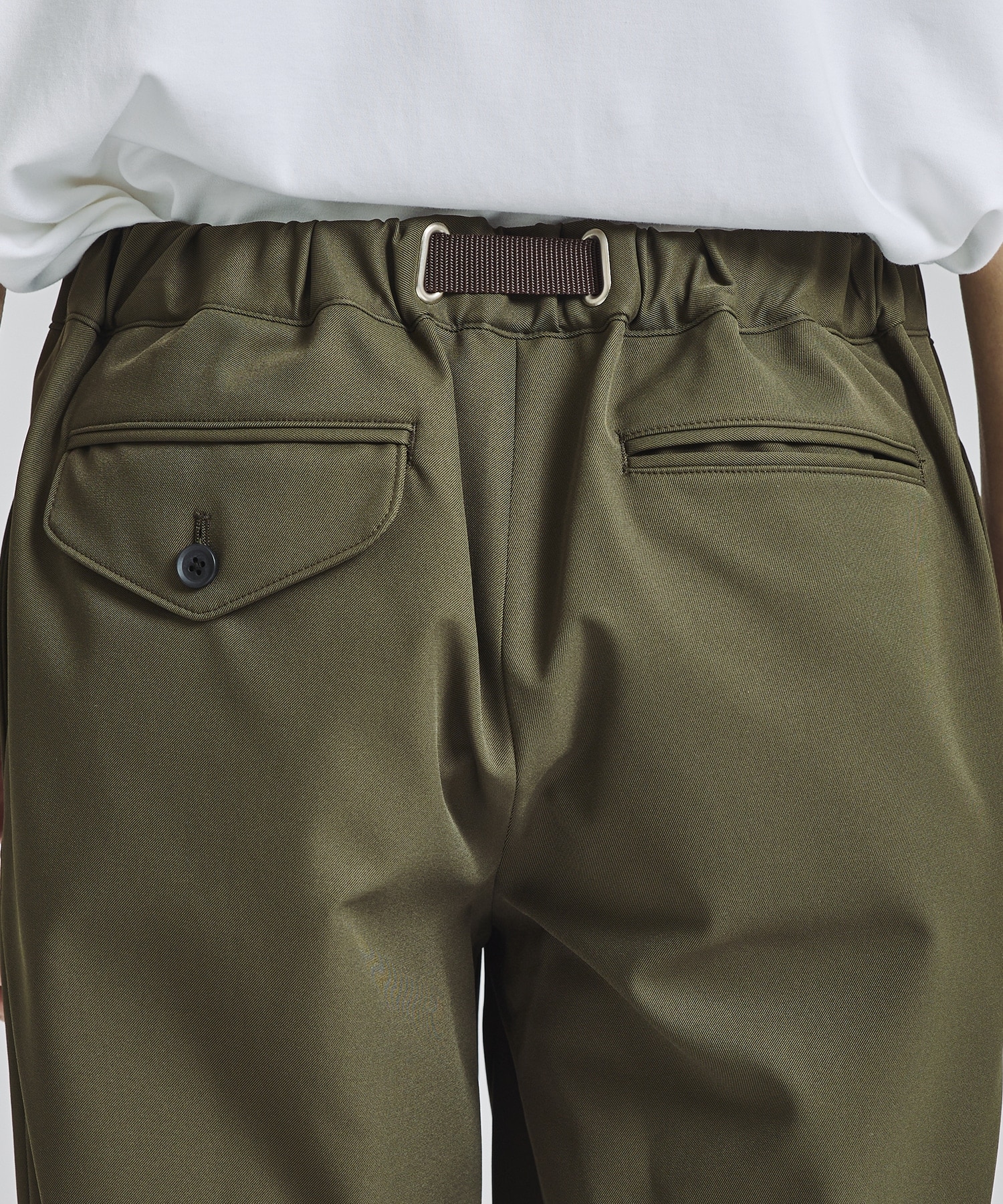 BELTED EASY TAPERED PANTS kolor BEACON