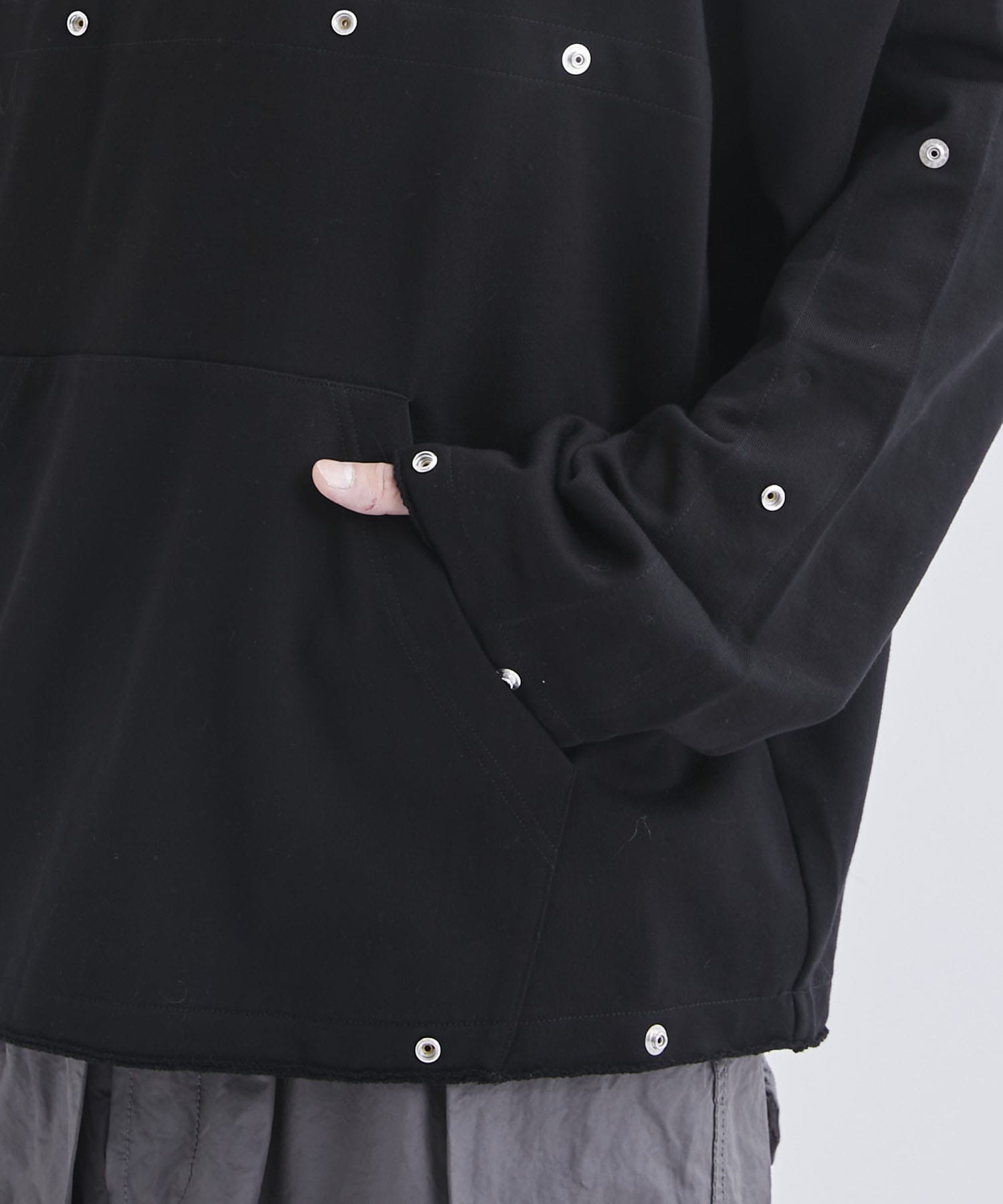 DOT BUTTON ADJUSTMENT SWEAT PARKER｜ALMOSTBLACK