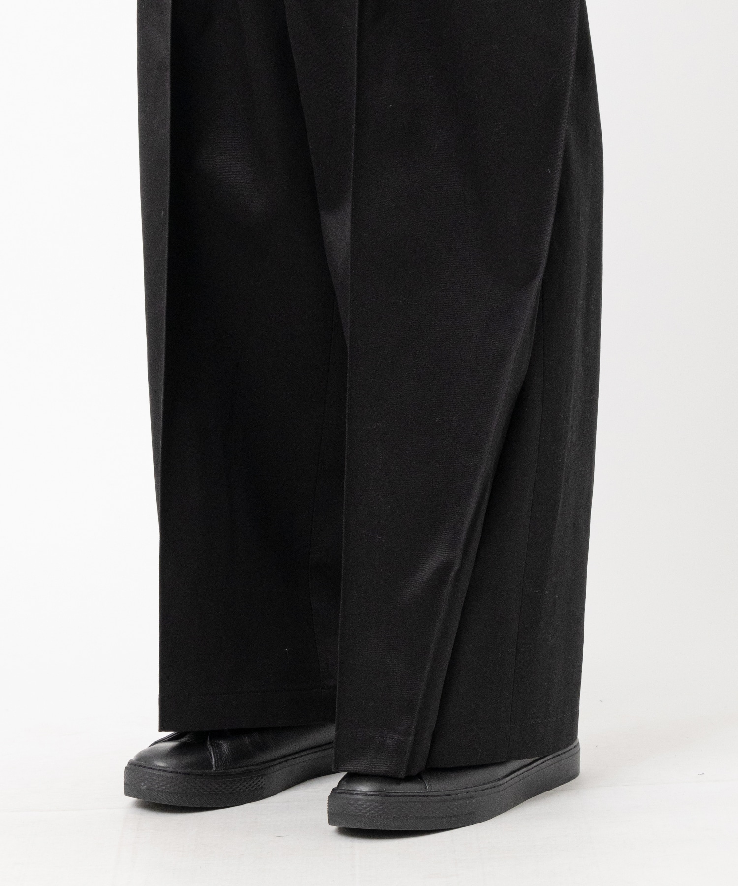 Pleat-design pants KHOKI