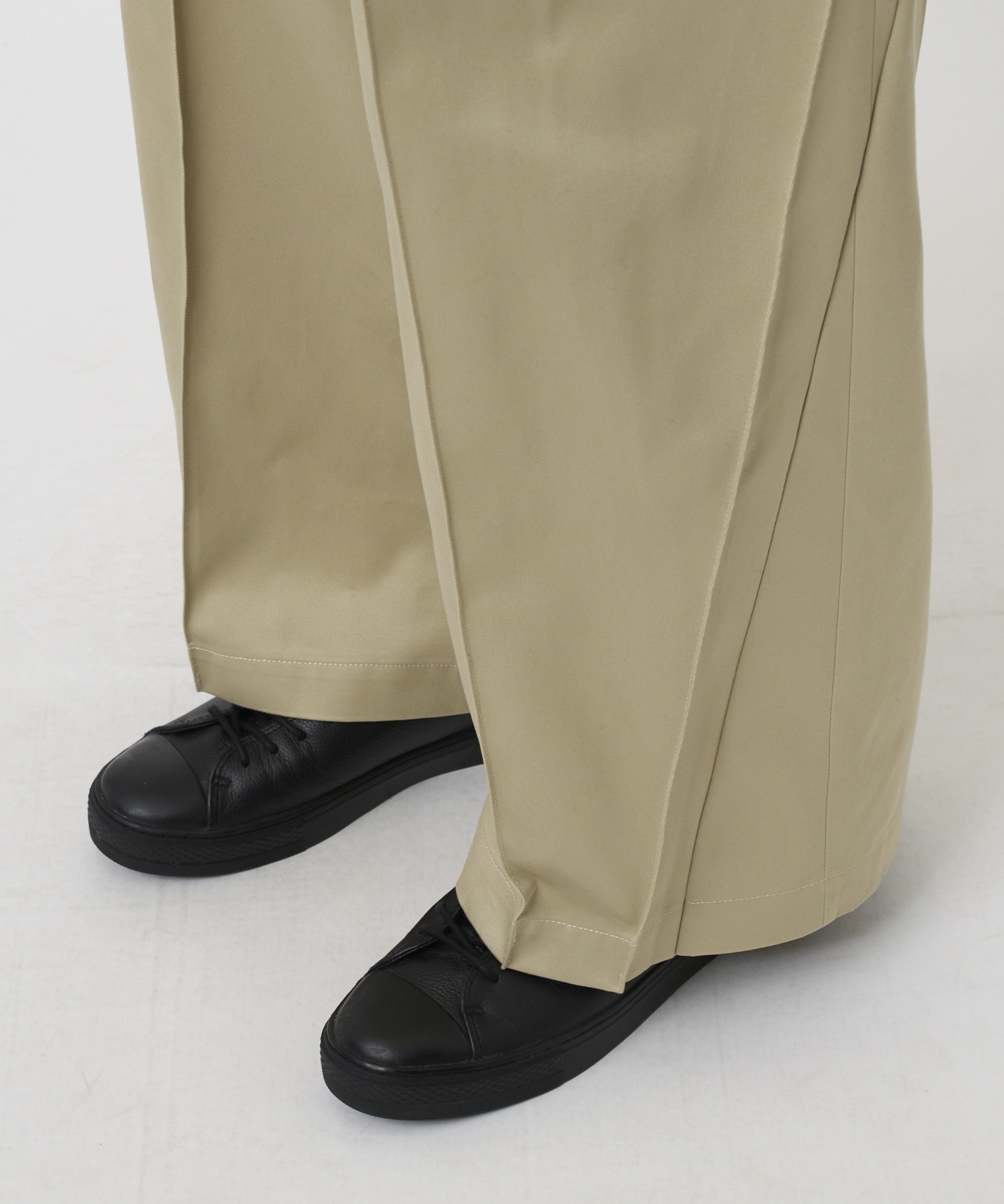 Pleat-design pants KHOKI