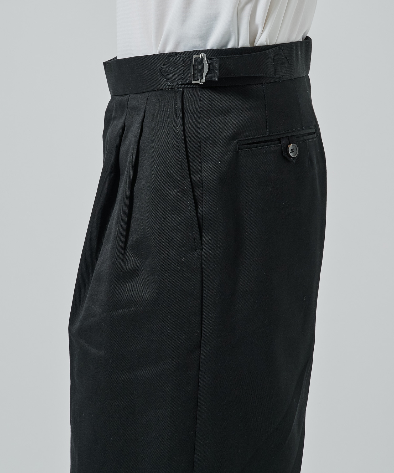 TWO TUCK CROPPED TROUSERS MARKAWARE/marka