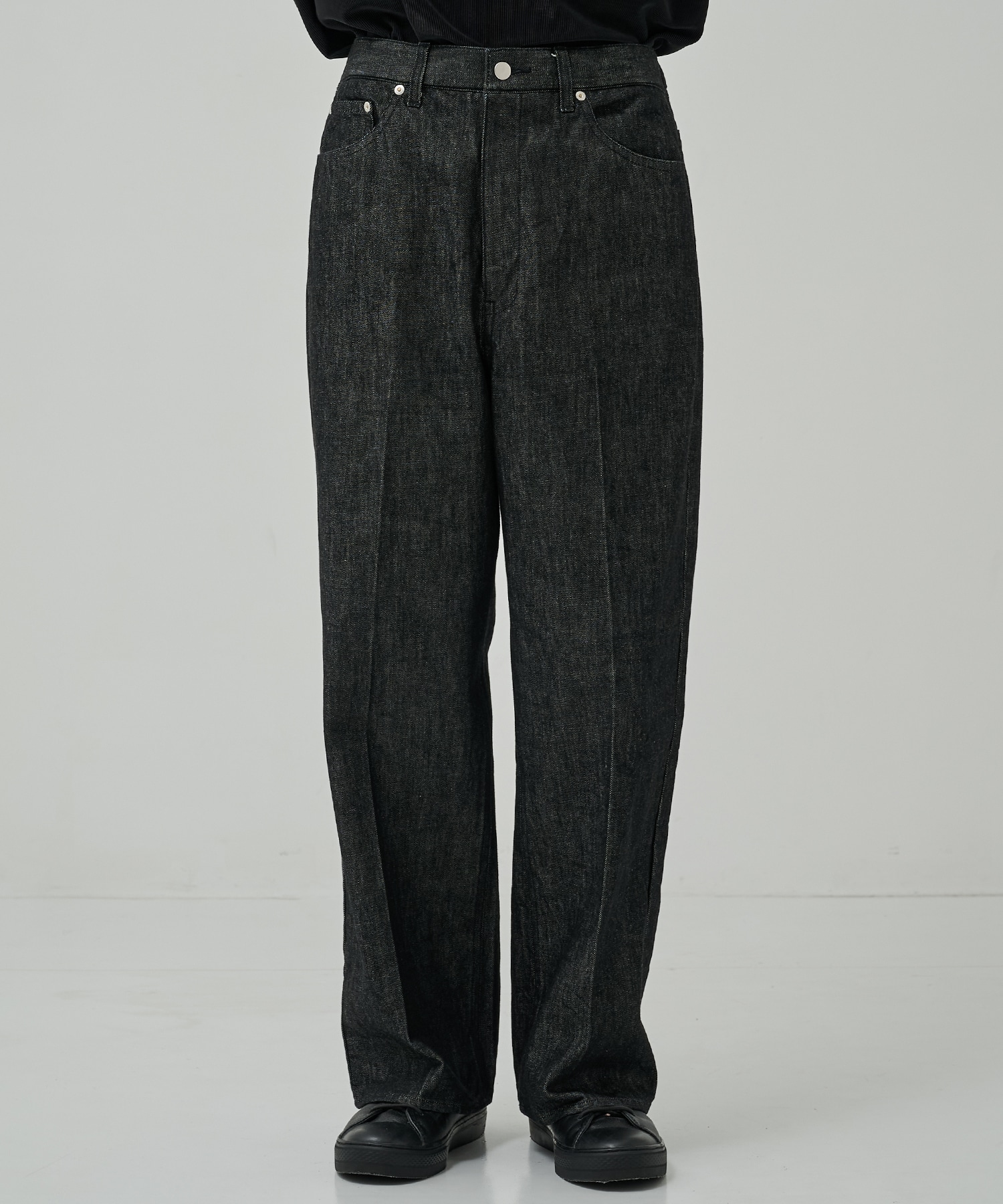 センタープレスが"消えない"デニム STUDIOUS