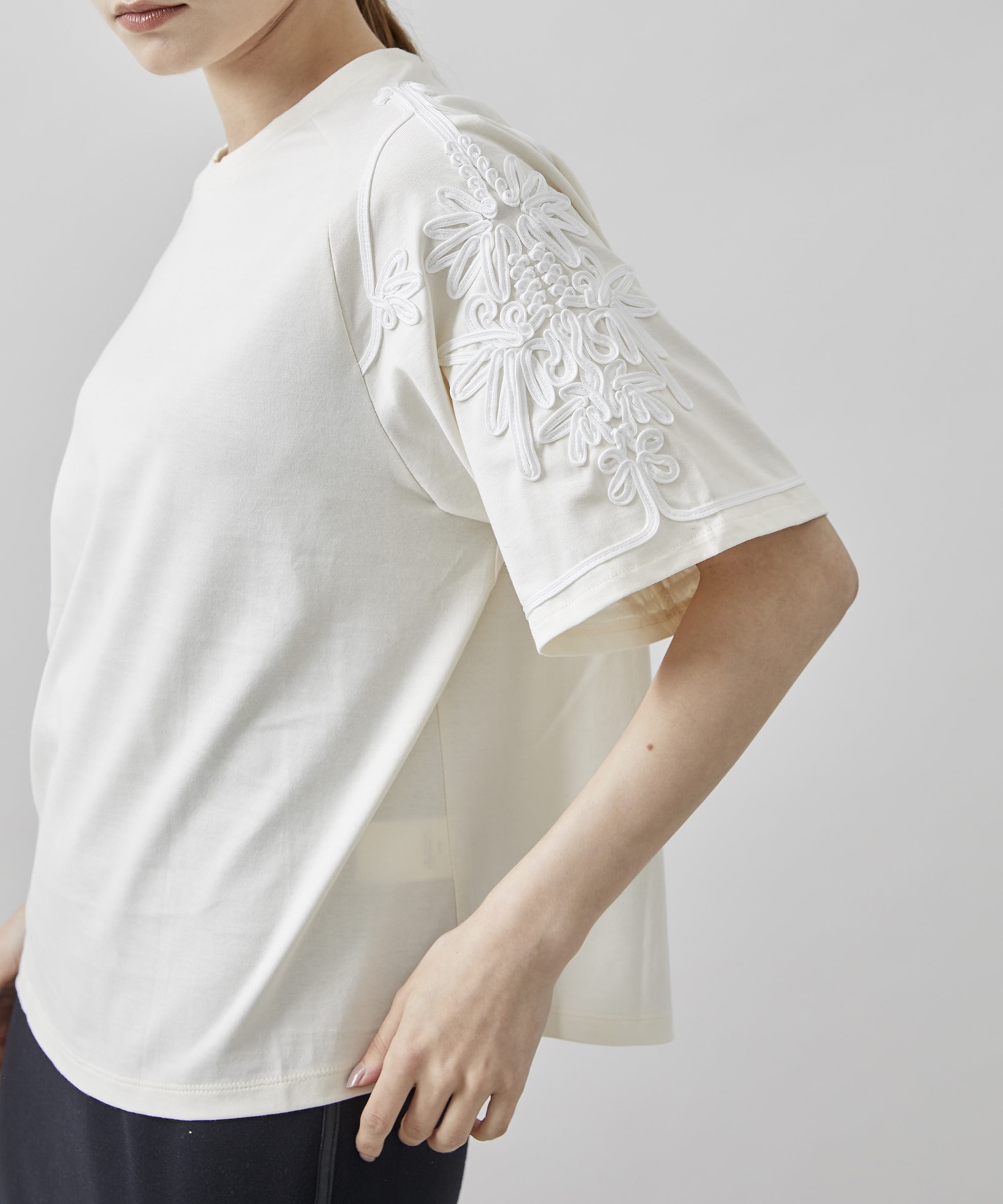 別注コードエンブロイダリーTEE(2 IVORY): LOKITHO: WOMENS｜ STUDIOUS