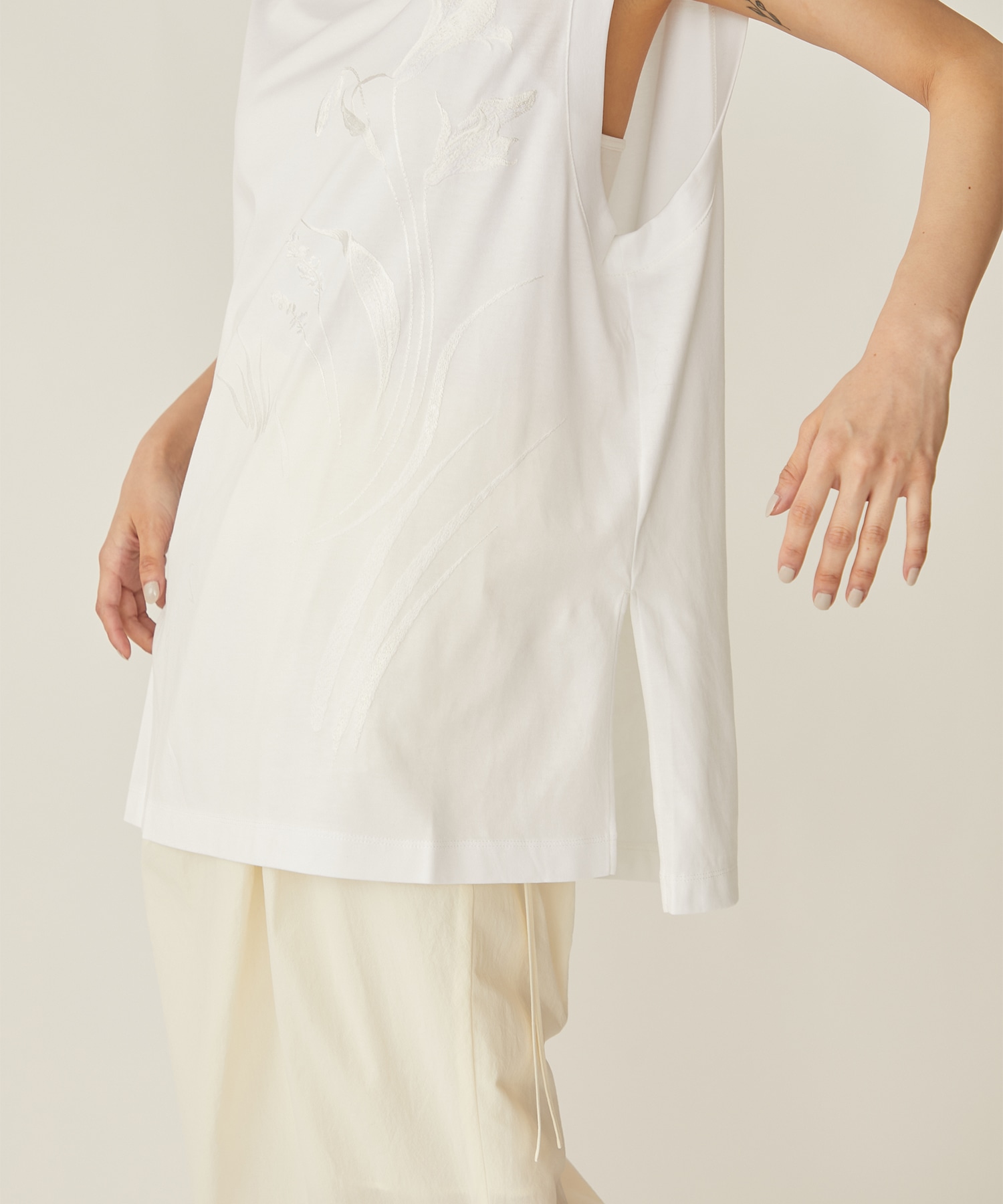 Suvin Cotton Jersey Emboridery Top(2 WHITE): Mame Kurogouchi ...