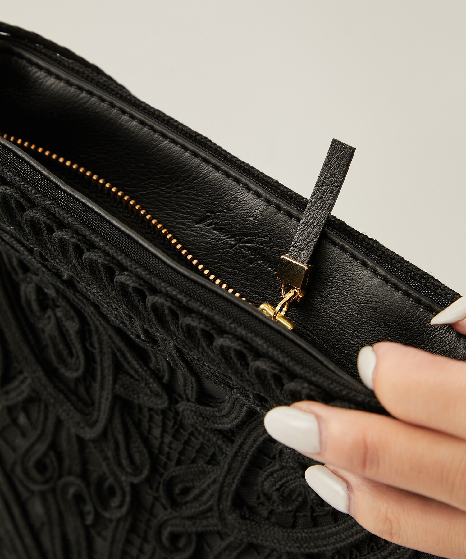 Cording Embroidery Pouch With Leather Strap(FREE BLACK): Mame 