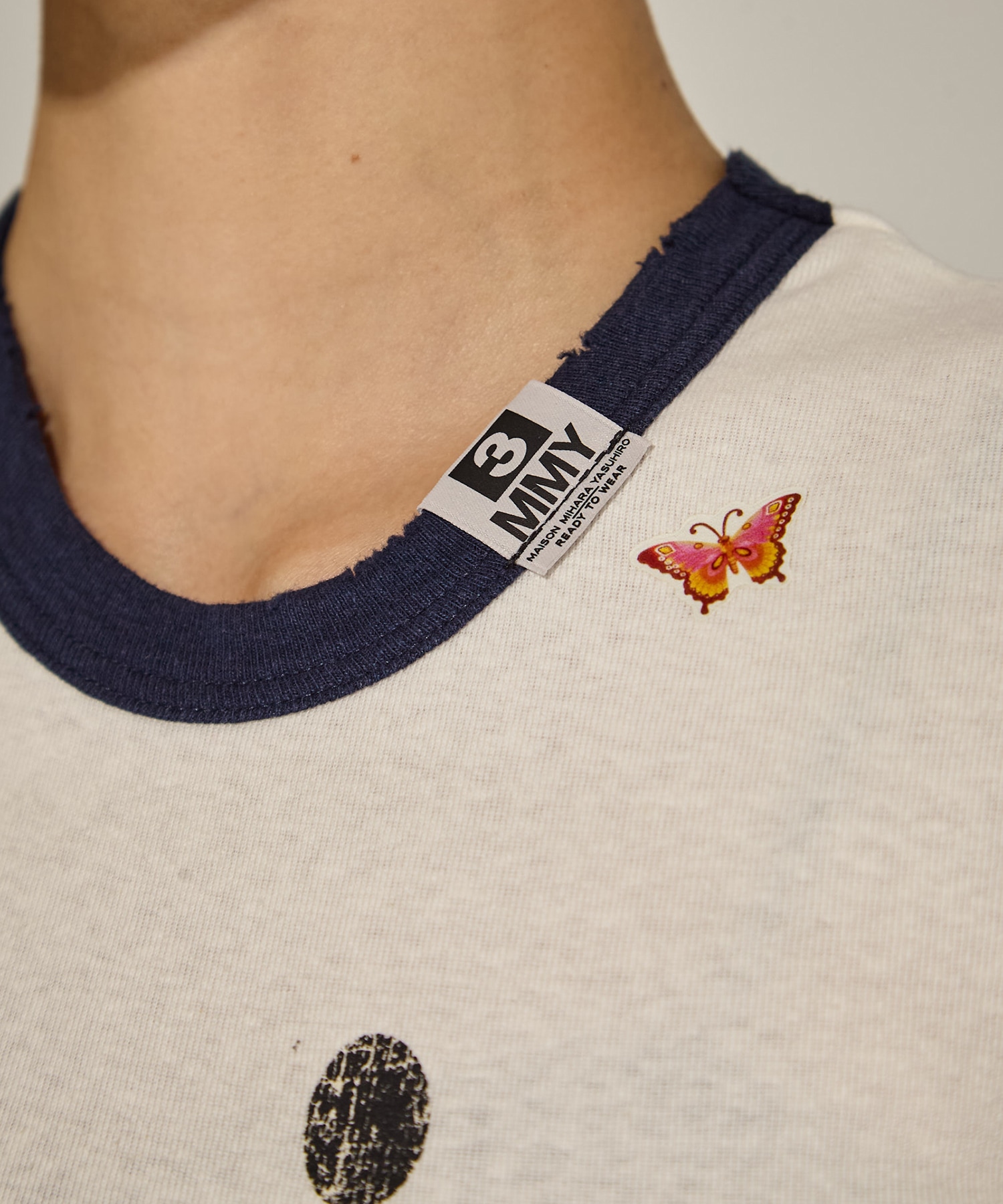 SMILY FACE PRINTED STICKER MINI TEE Maison MIHARA YASUHIRO