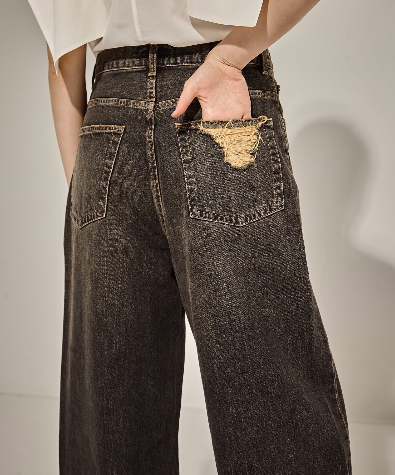 Damaged Barrel Leg Jeans STUDIOUS