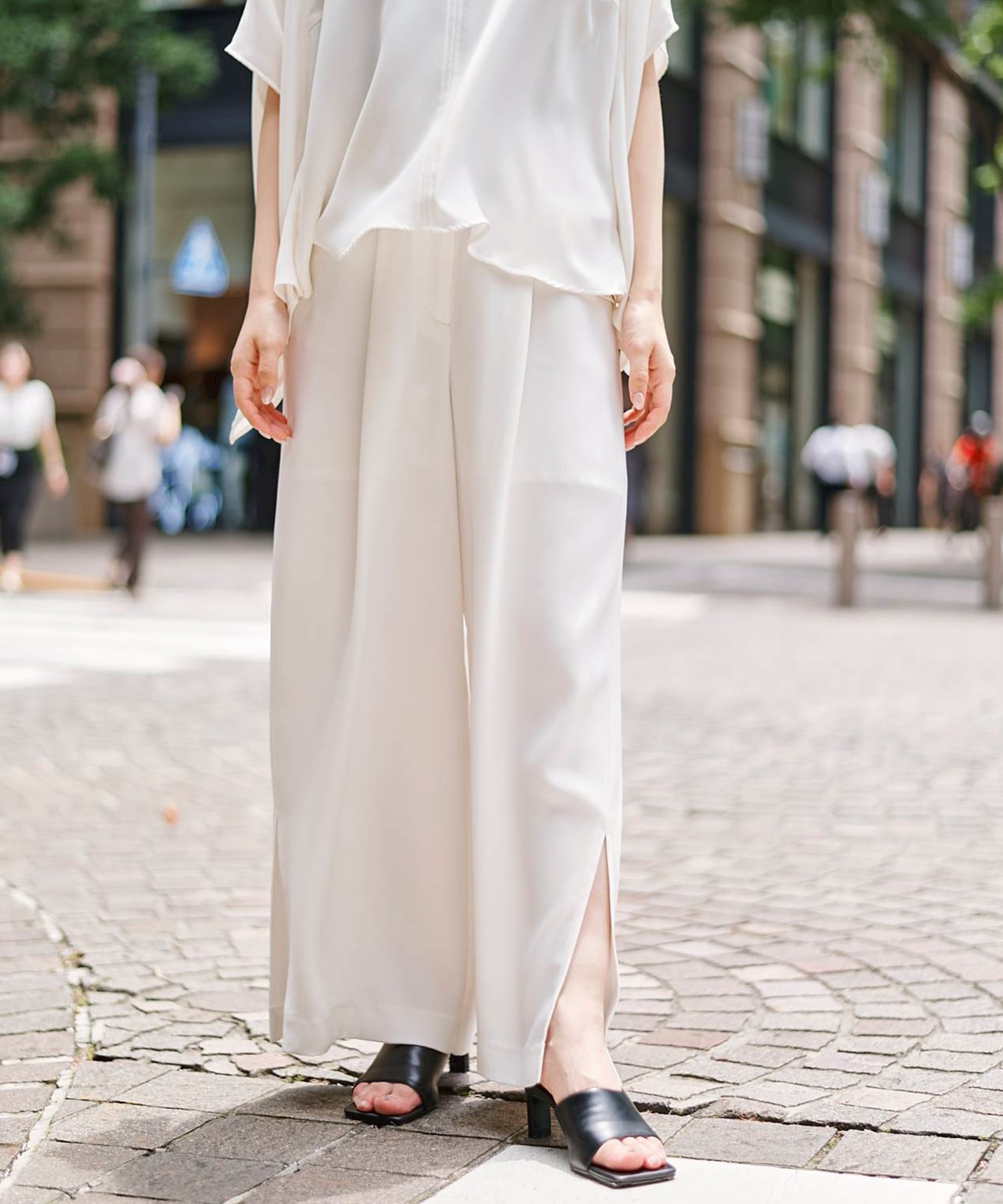 BACK SATIN SIDE SLIT PANTS STUDIOUS